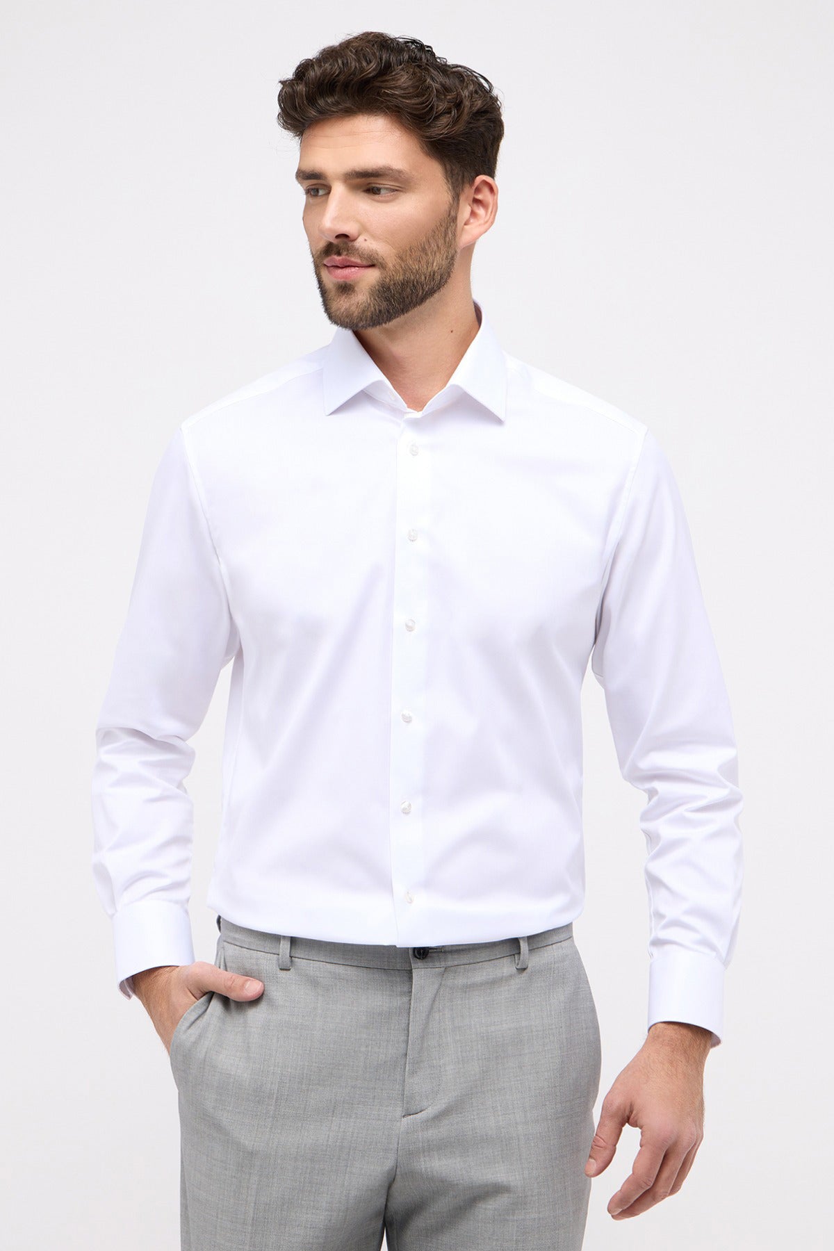 Hvid strygefri covershirt skjorte i tæt kvalitet med klassisk krave og knapper foran.