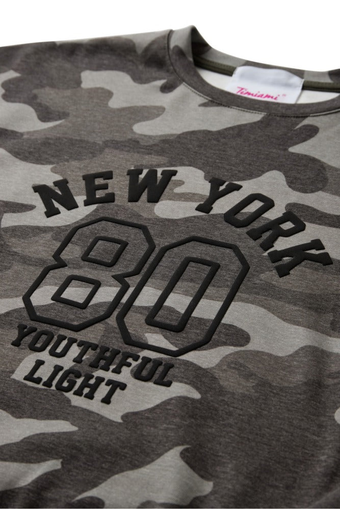 Sweatshirt med camouflageprint og tekstmotiv