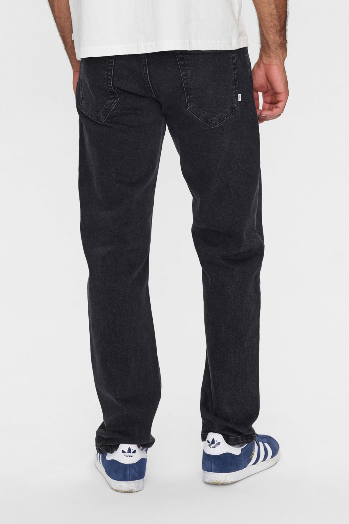 Sorte KANTT jeans med lige ben, baglommer og diskret sømdetalje nederst på benet.