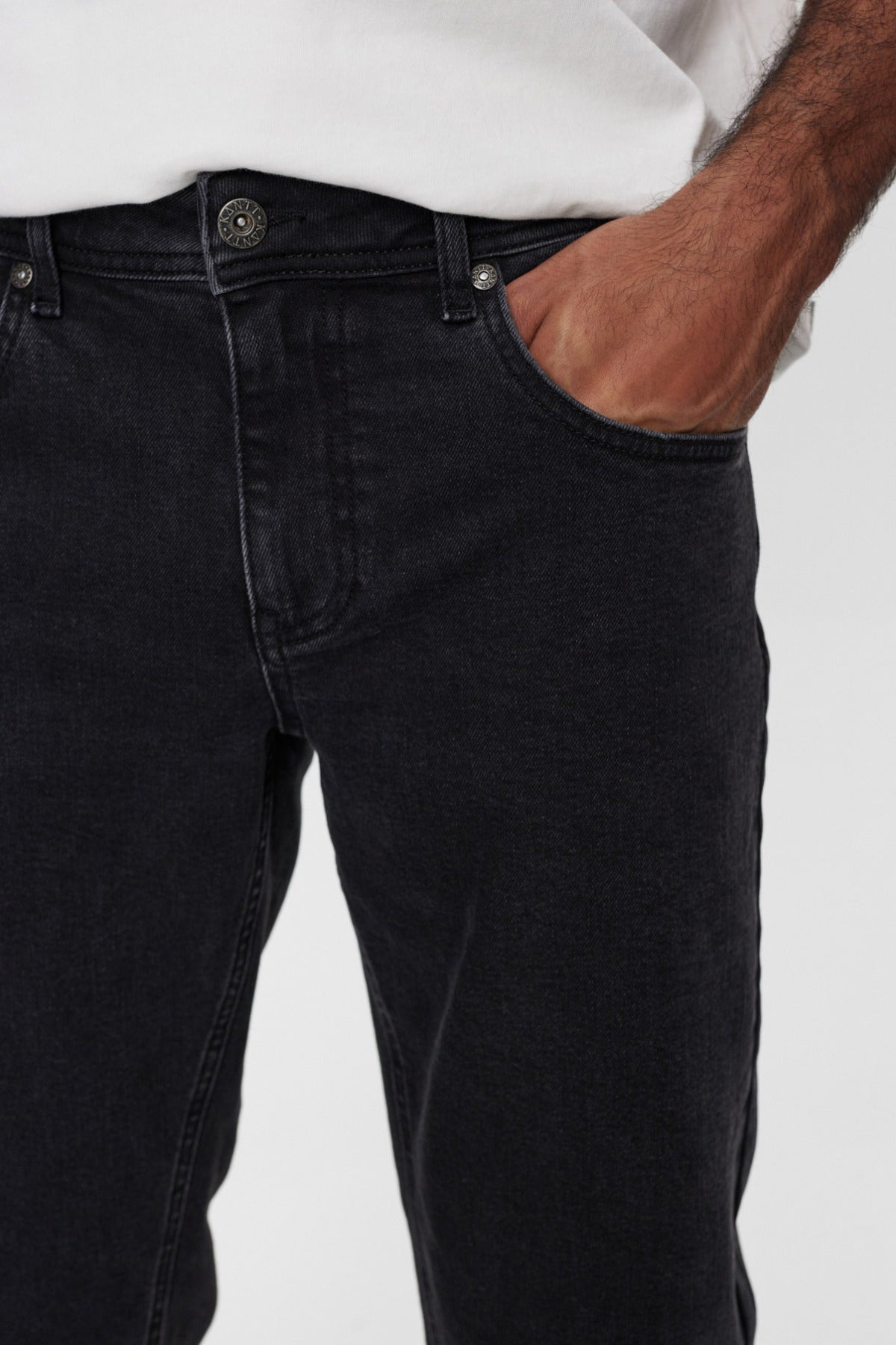 Sort KANTT JEANS GAVIN med klassisk pasform og fem lommer i blød denim.
