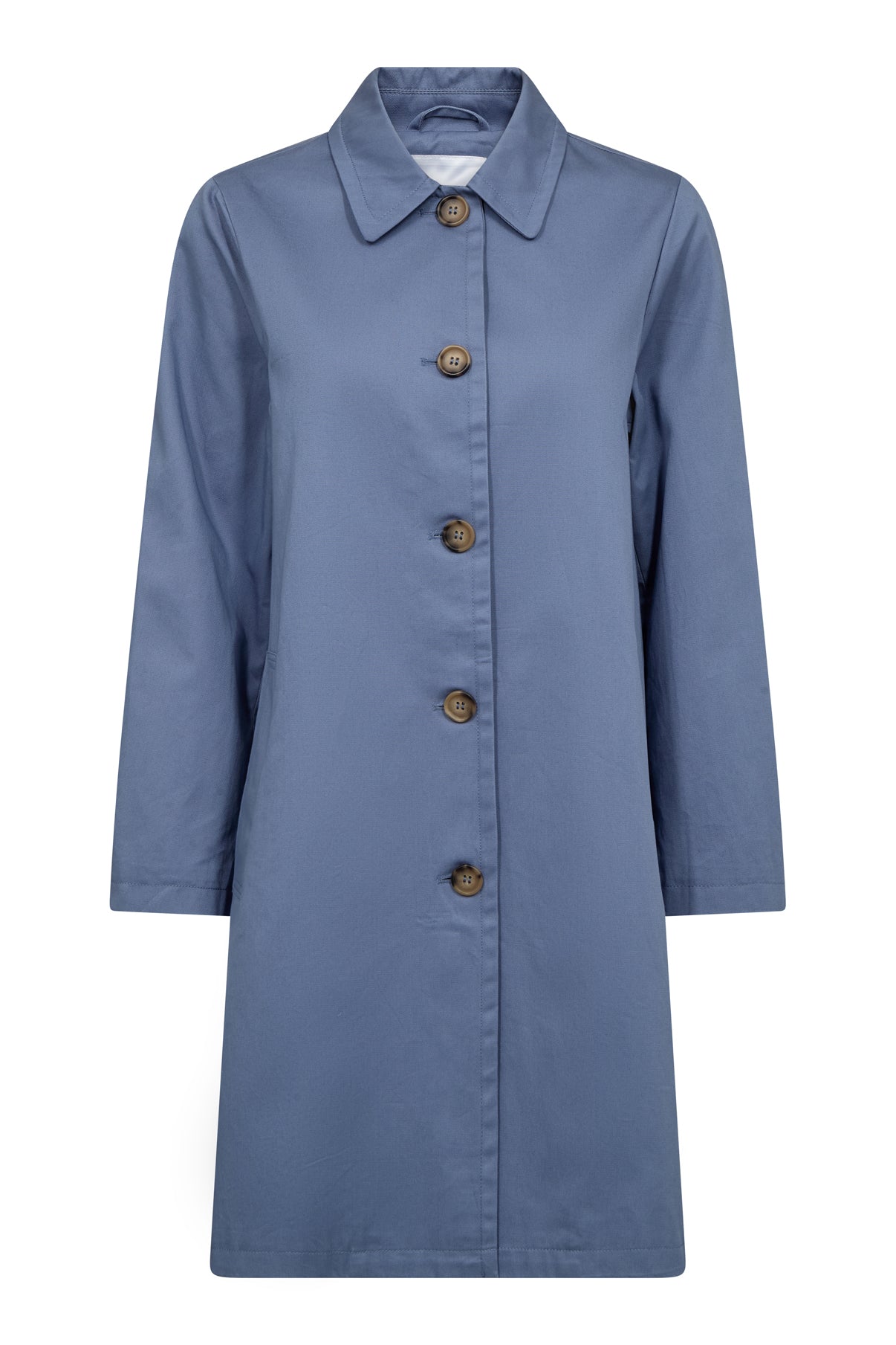 Blå trenchcoat med lange ærmer, krave og knapper foran, lommer i siden.