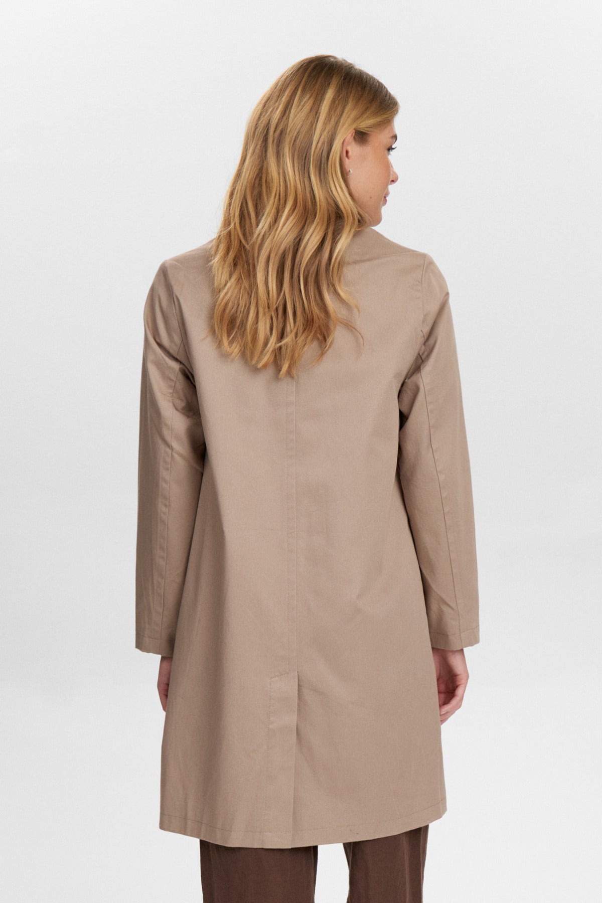 Lang trenchcoat i sølv mink med lange ærmer og lommer, set bagfra.