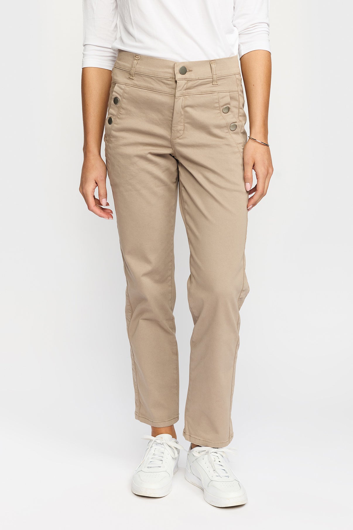 Beige strækbare bukser med høj talje, regular fit og lommer foran, styling med hvide sneakers.