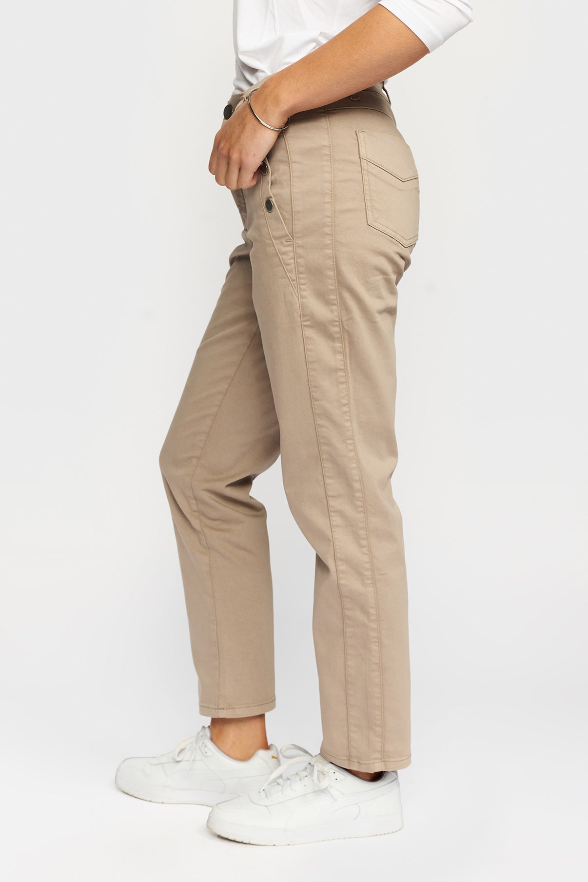 Beige strækbare bukser med høj talje og stiklommer bagpå, regular fit.