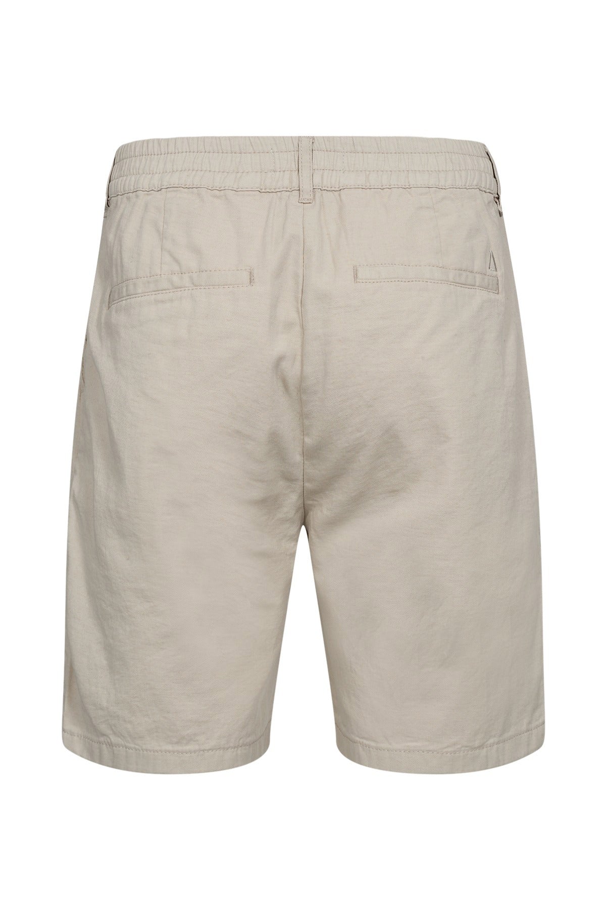 Beige shorts i let materiale med lommer på bagsiden og bæltestropper.