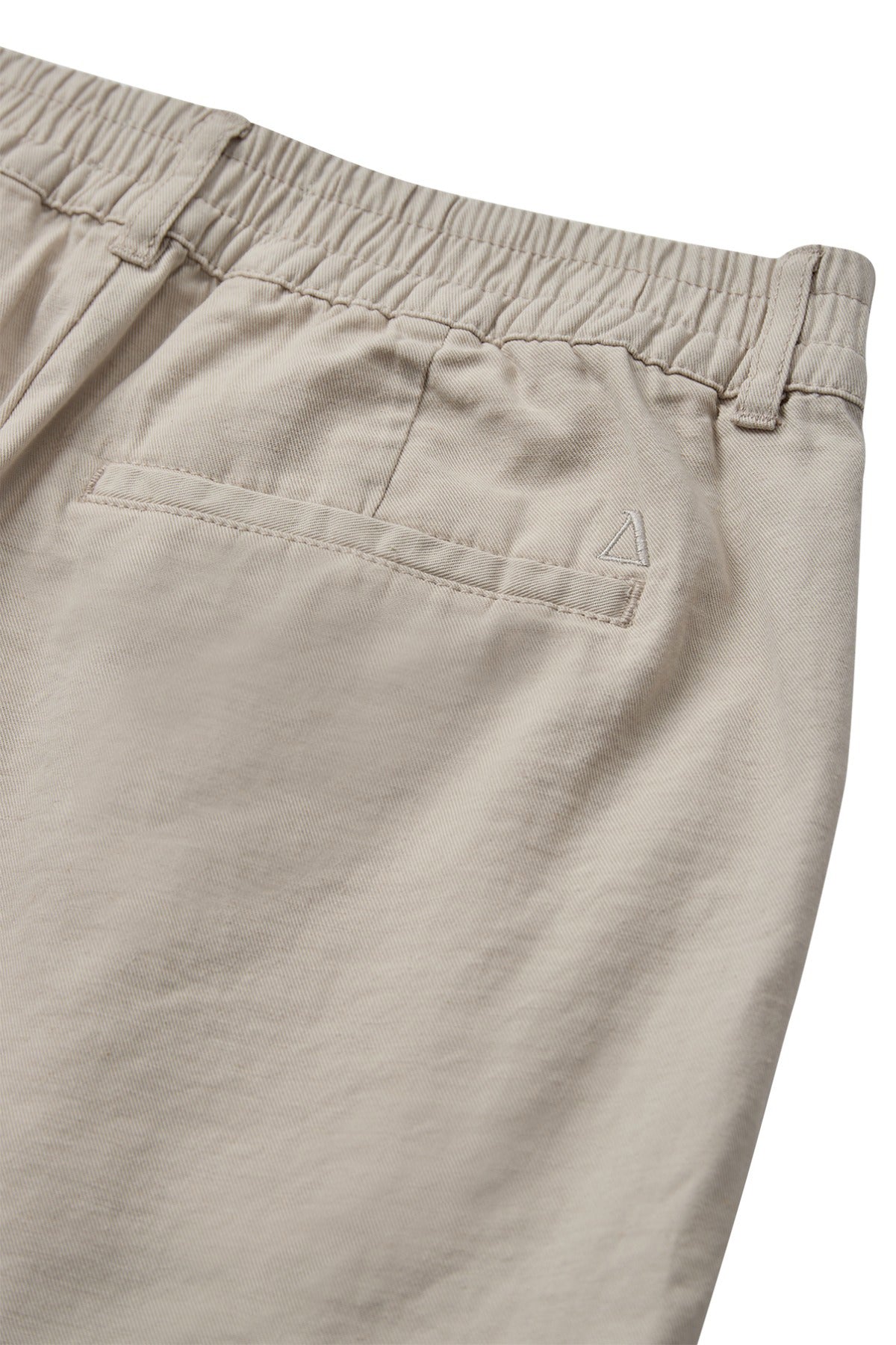 Beige shorts i kashmir med elastisk talje og baglomme.