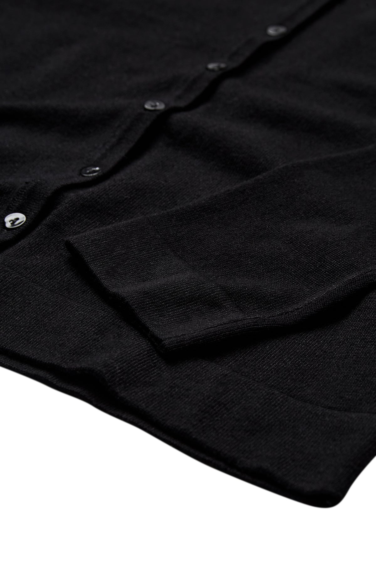 Detaljebillede af sort strikcardigan med knapper