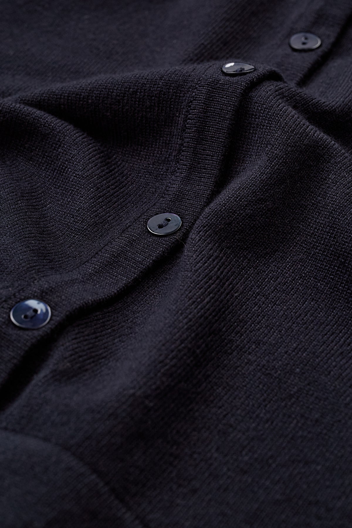 Detaljebillede af navy cadigan med knapper
