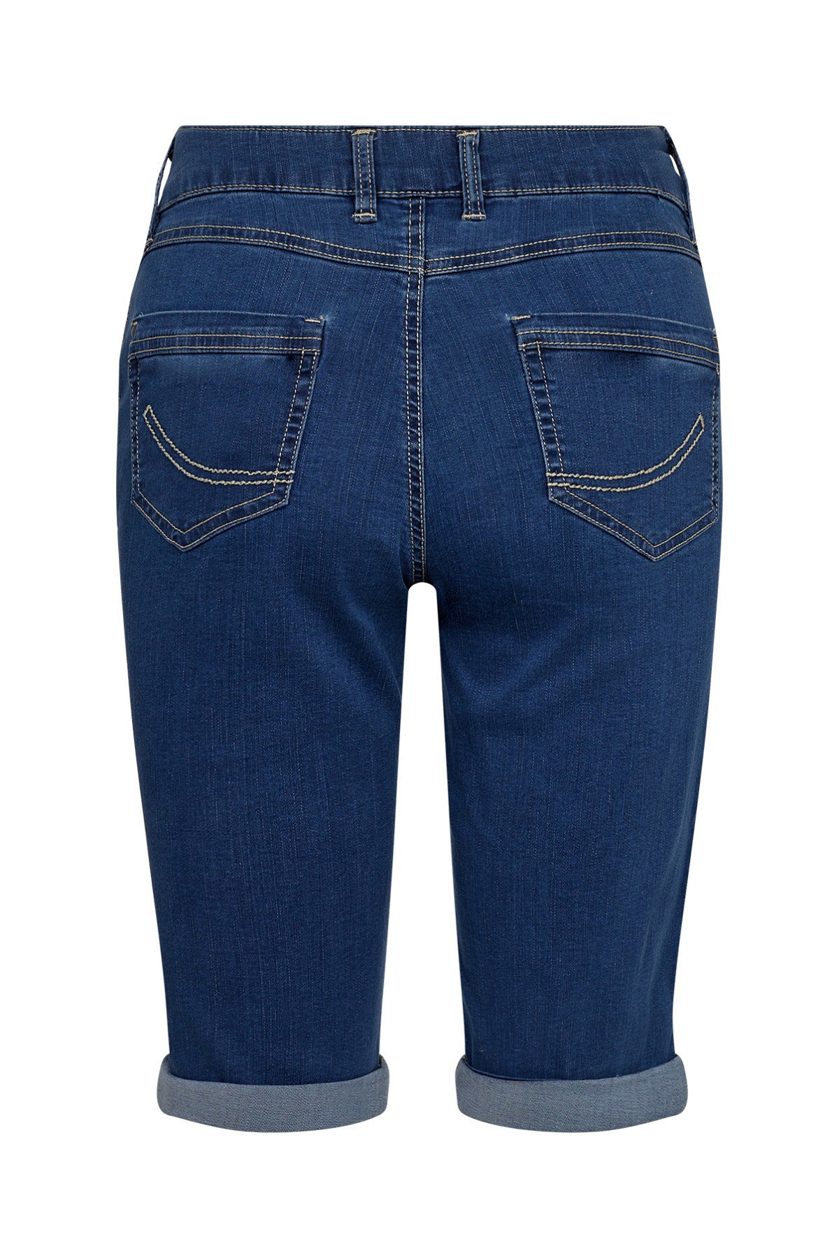 Knælange blå denimshorts med opsmøg og baglommer med dekorative syninger.