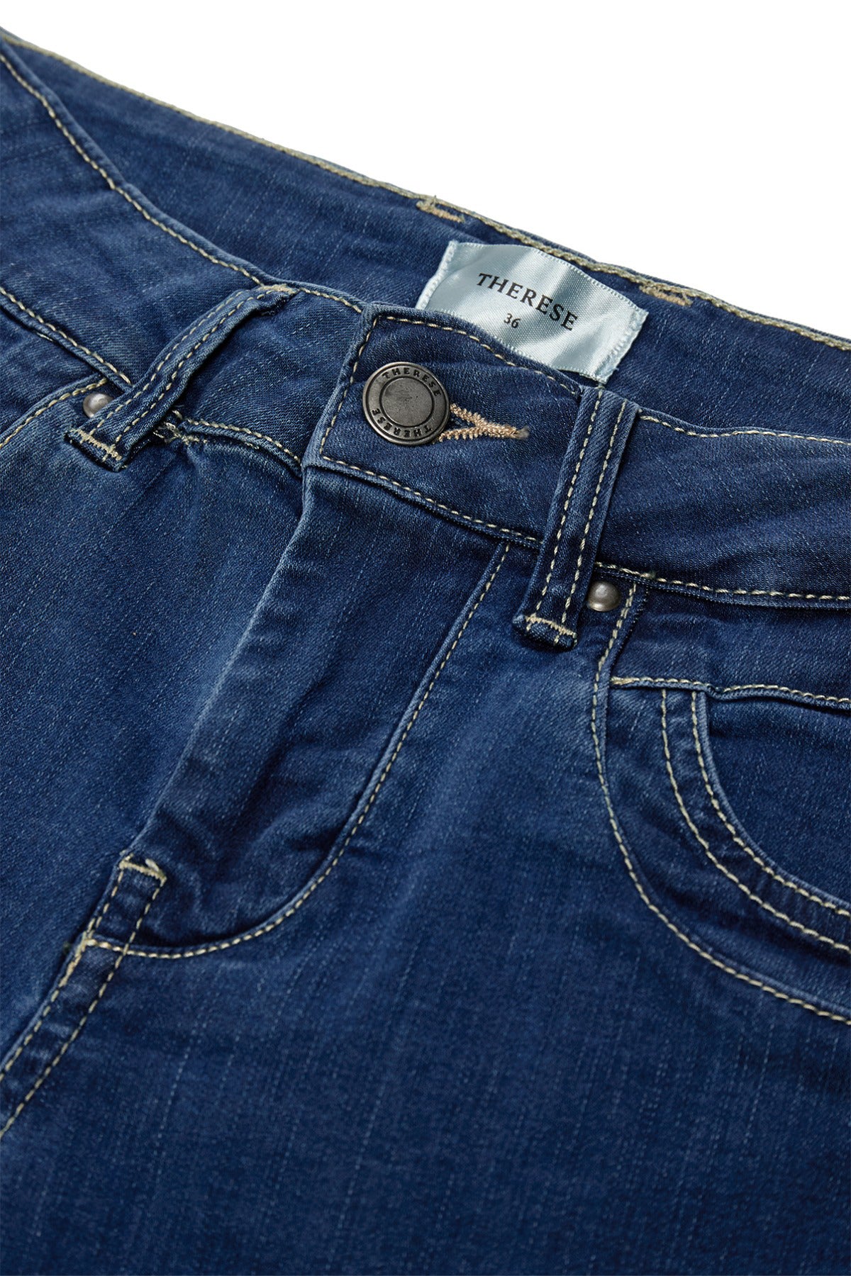 Knælange denimshorts i blå stone med opsmøg og knaplukning foran.