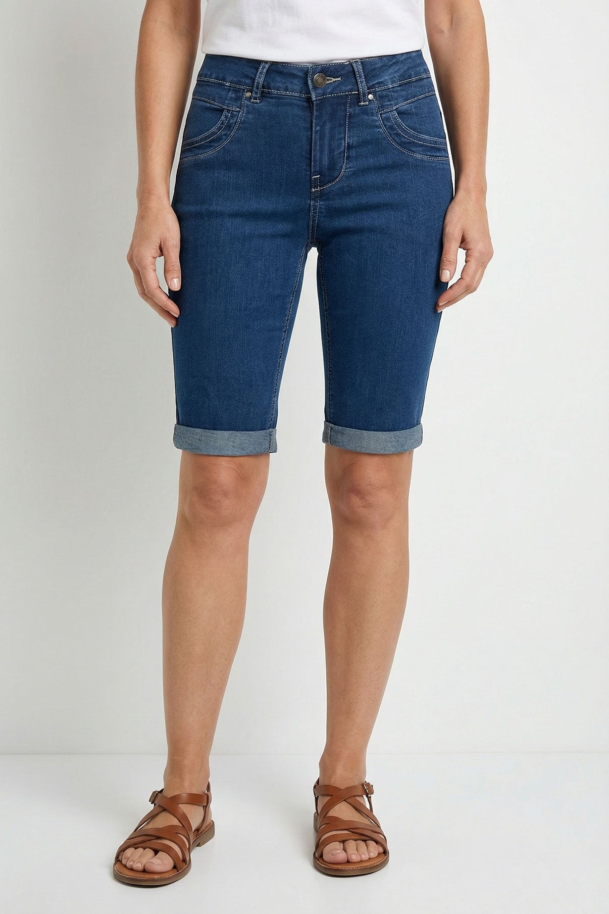 Knælange blå denimshorts med opsmøg og lommer foran og bagpå.