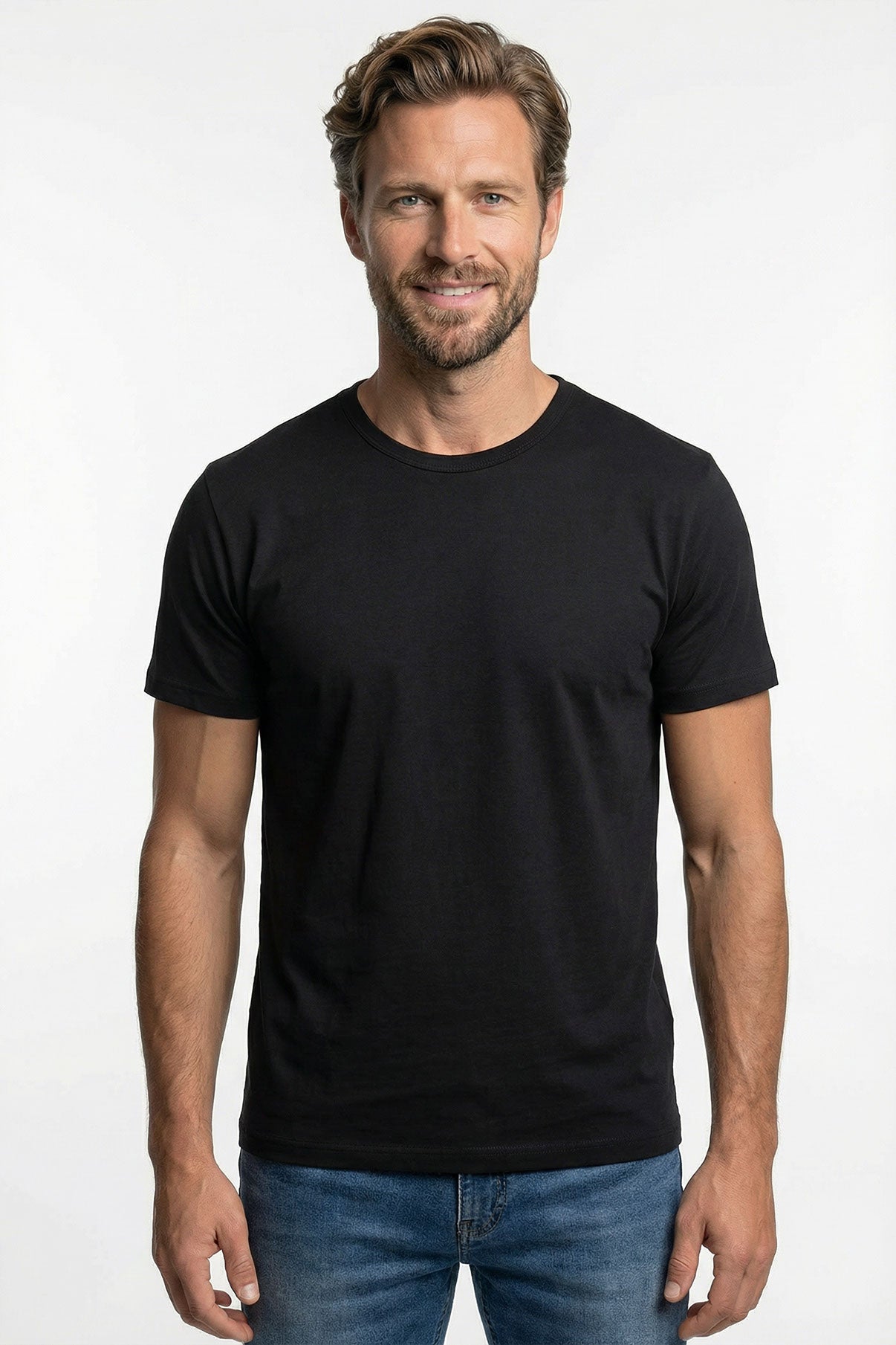 Sort basic t-shirt i blødt materiale med rund hals og kortærmet design på mand.