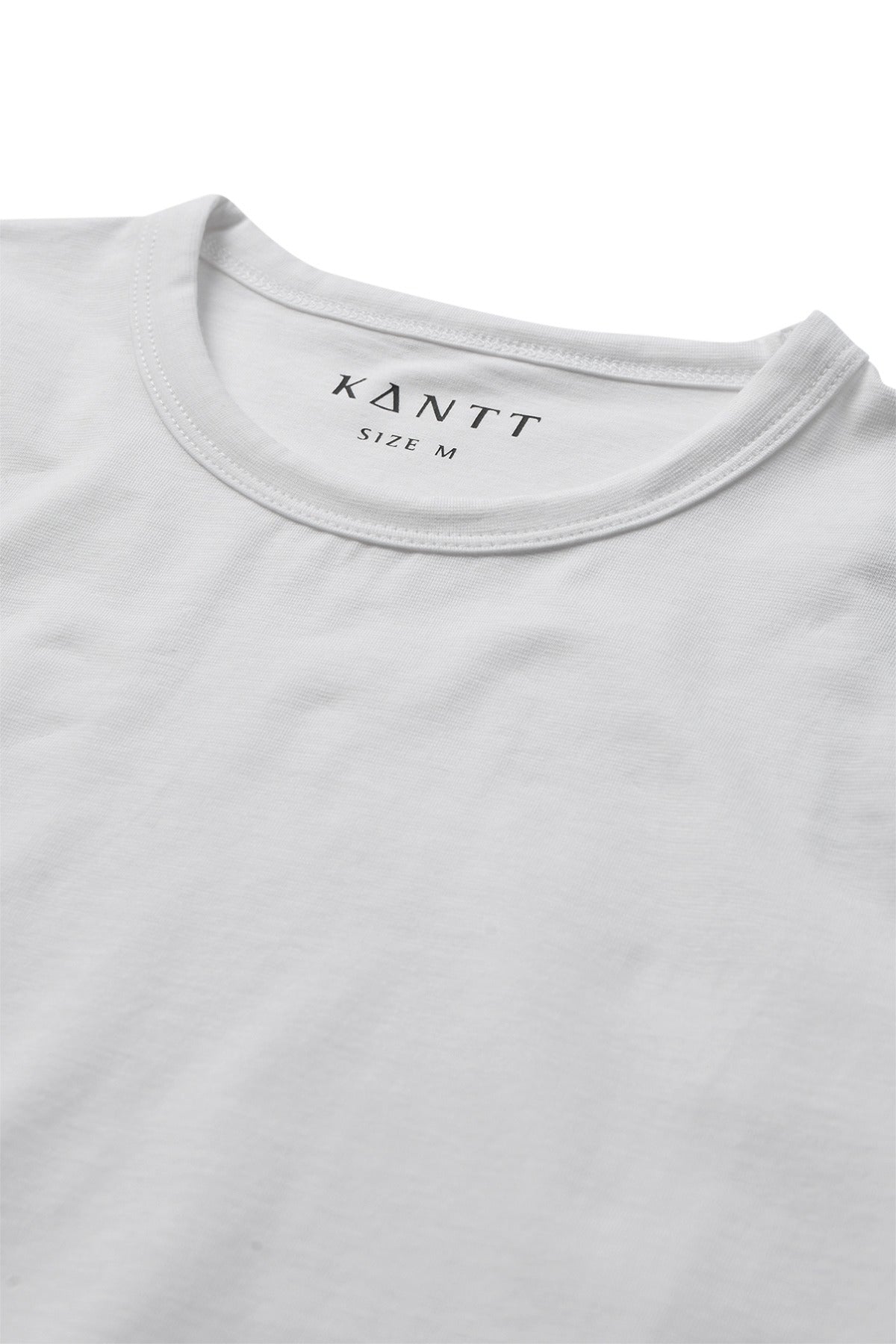 Langærmet t-shirt i bomuld i klar hvid med rund hals og synligt mærke indvendigt.