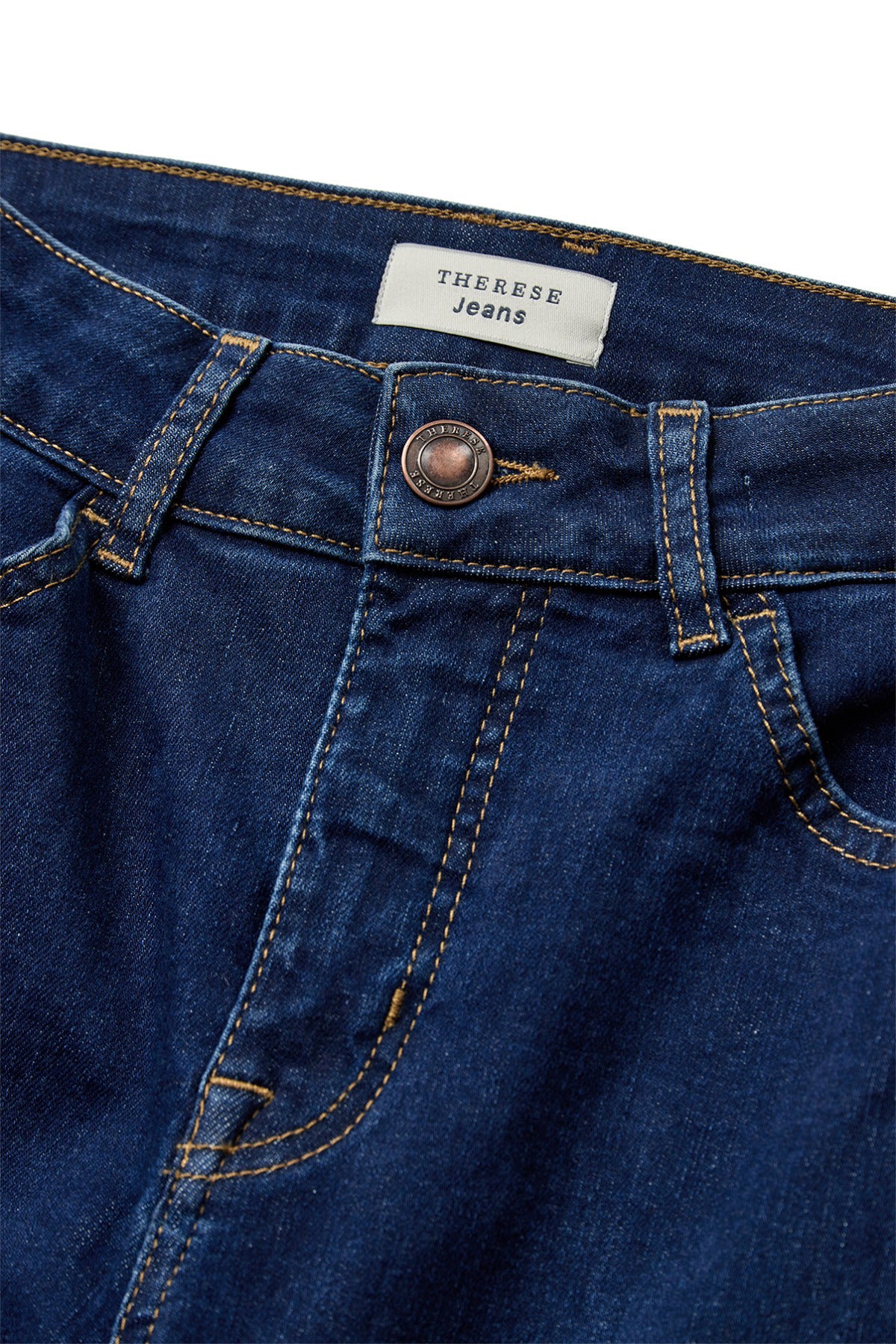 Blå stone-vasket strækbare jeans med lige ben og kobberfarvede syninger, nærbillede af taljedel.