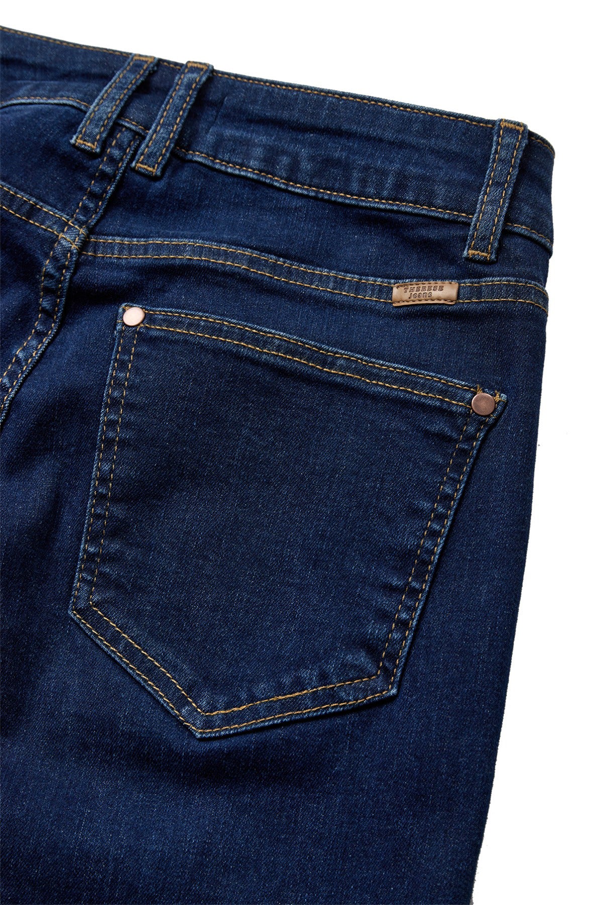 Blå stonewashed jeans med lige ben og synlige baglomme- og bæltestroppe.