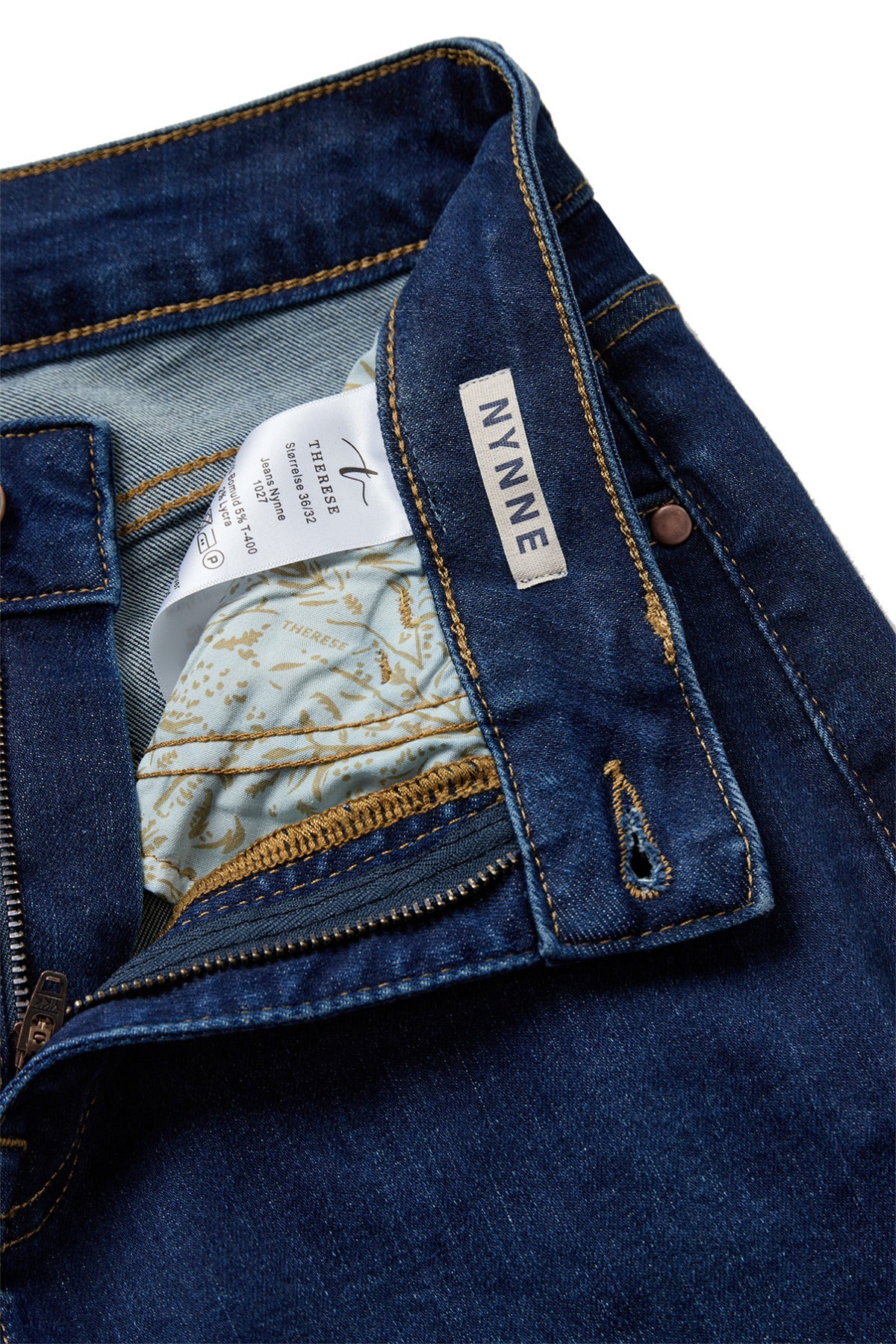 Blå stone stretchjeans med lige ben og synligt lynlåsdetalje samt mærkeetiket Nynne.