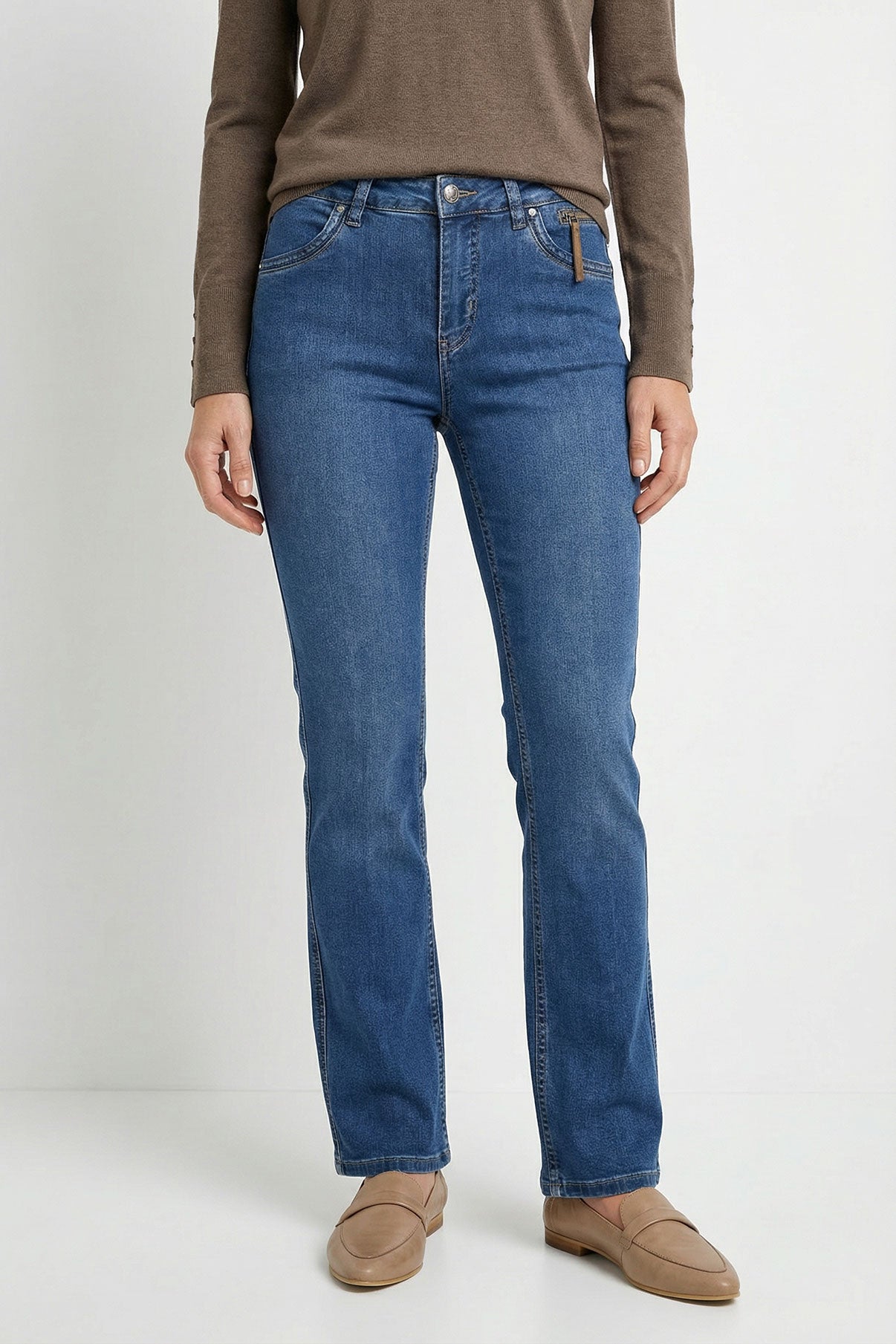 Blå stenfarvet flared jeans med let stretch og klassisk fem-lomme design.
