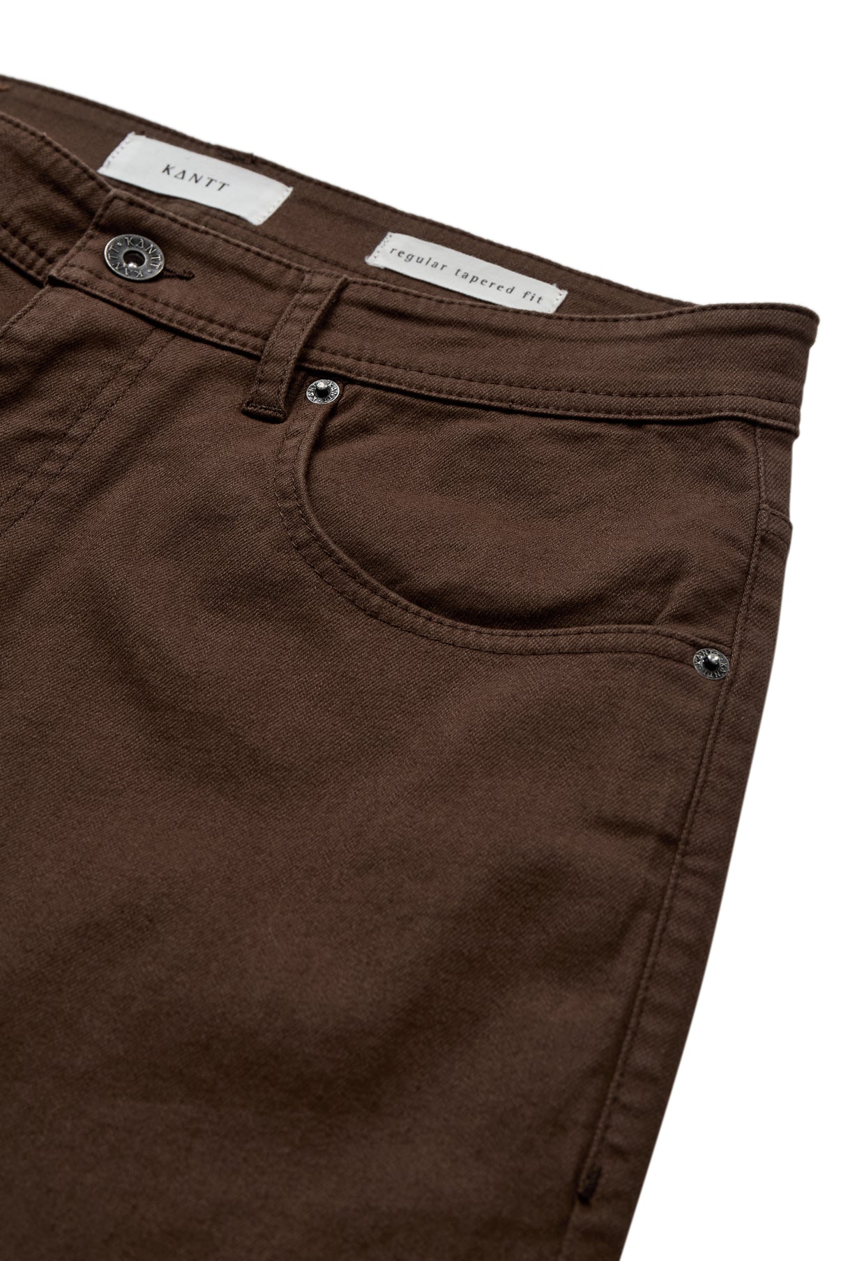 Chocolate brown klassiske jeans med regular fit og synlige sømme nær lommerne.