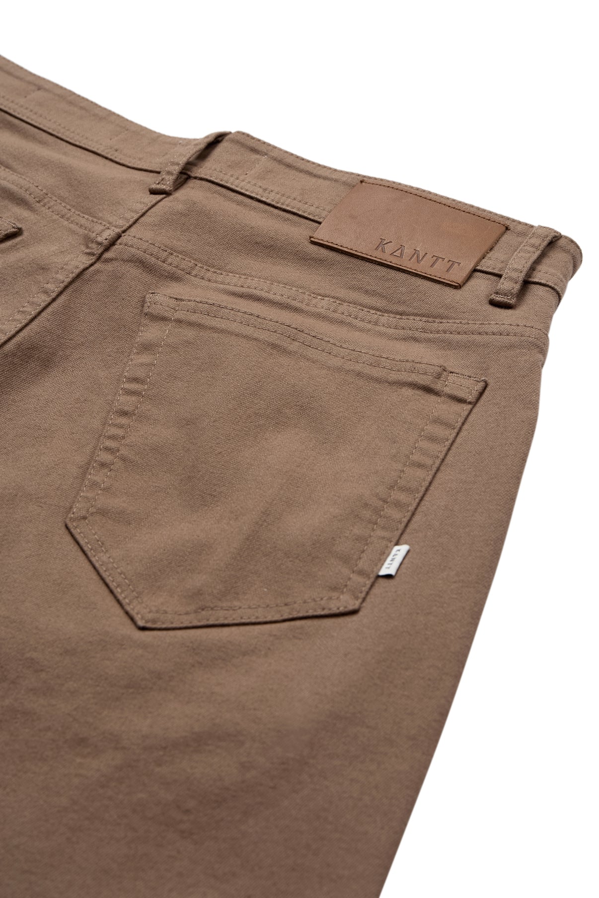 Brune klassiske regular fit jeans med baglomme og læderlabel ved linning.