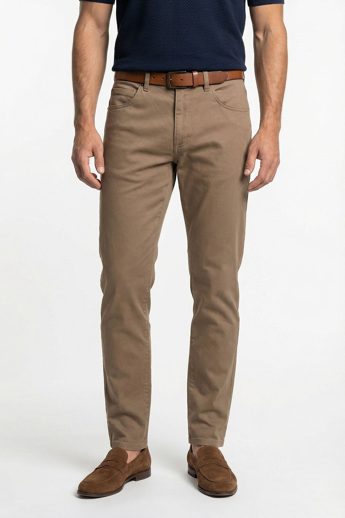 Klassiske regular fit chinos i lysebrun med brun læderbælte og ruskindssko.