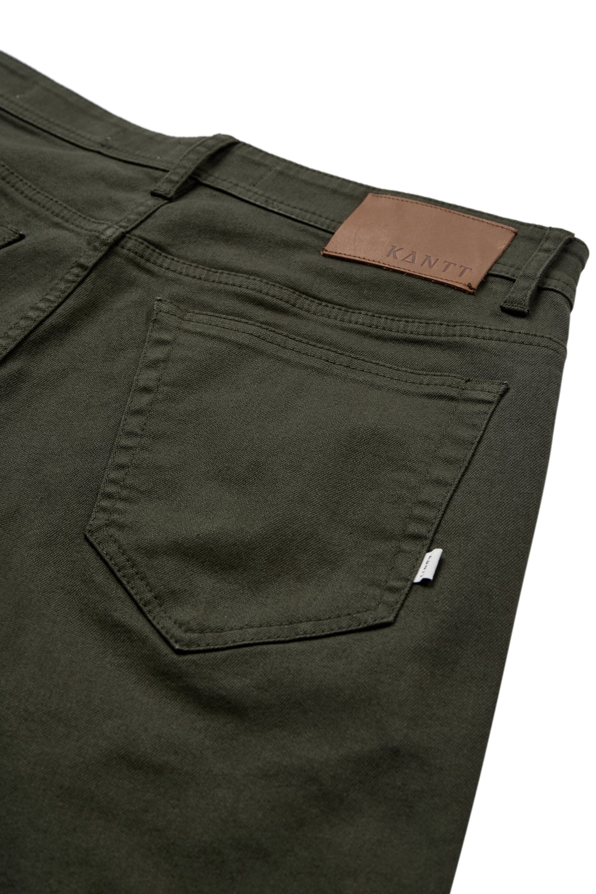 Mørkegrønne jeans med baglomme og brun læderlabel på linning.