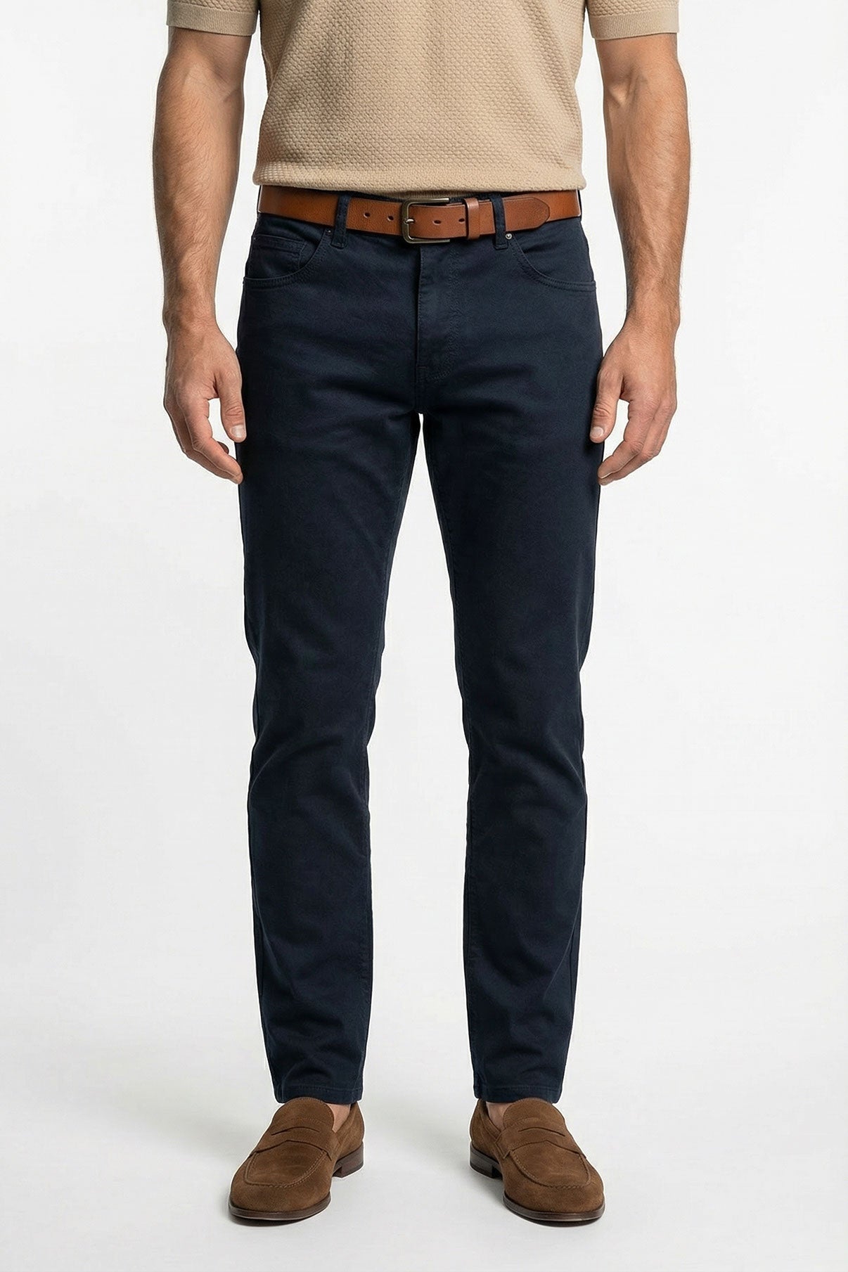 Mørkeblå klassiske regular fit jeans med stræk og slim pasform stylet med brunt bælte og brune sko.