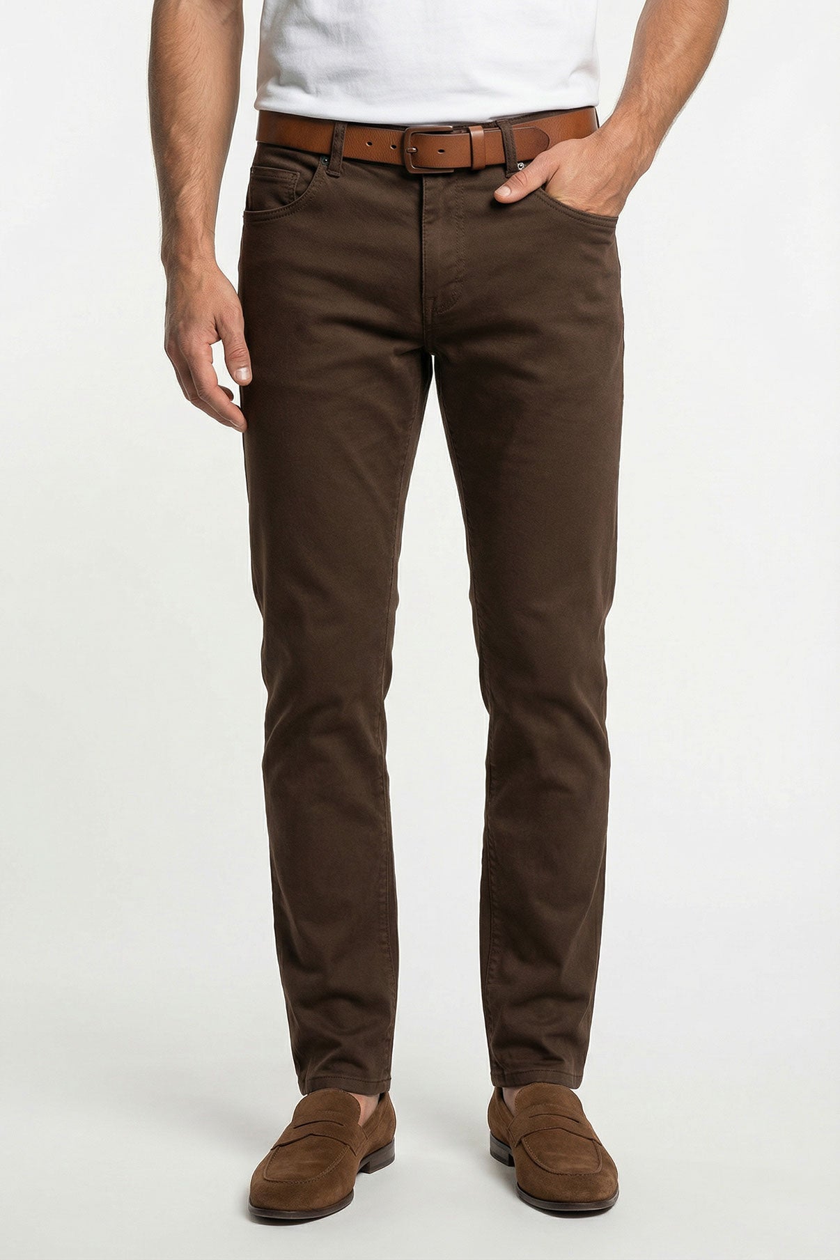 Mørkebrune klassiske regular jeans med stræk, brun læderbælte og brune ruskindssko.