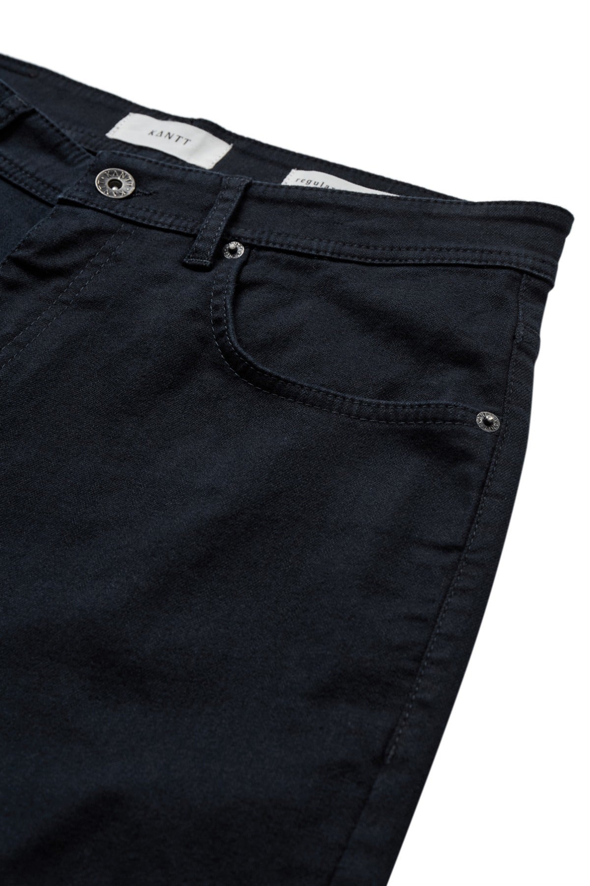 Mørkeblå klassiske regular fit jeans med stretch og metalknap foran.