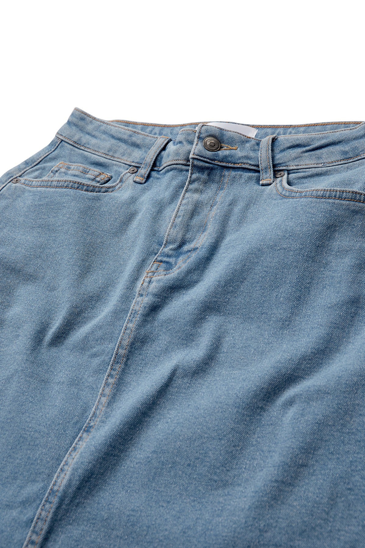 Blå lyseblå denimnederdel med knap og lommer, syninger i kontrasttråd.