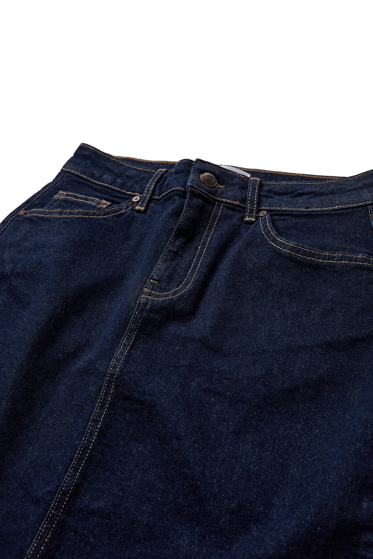 Mørk denim nederdel med synlige stikninger og bæltestropper i taljeområdet.