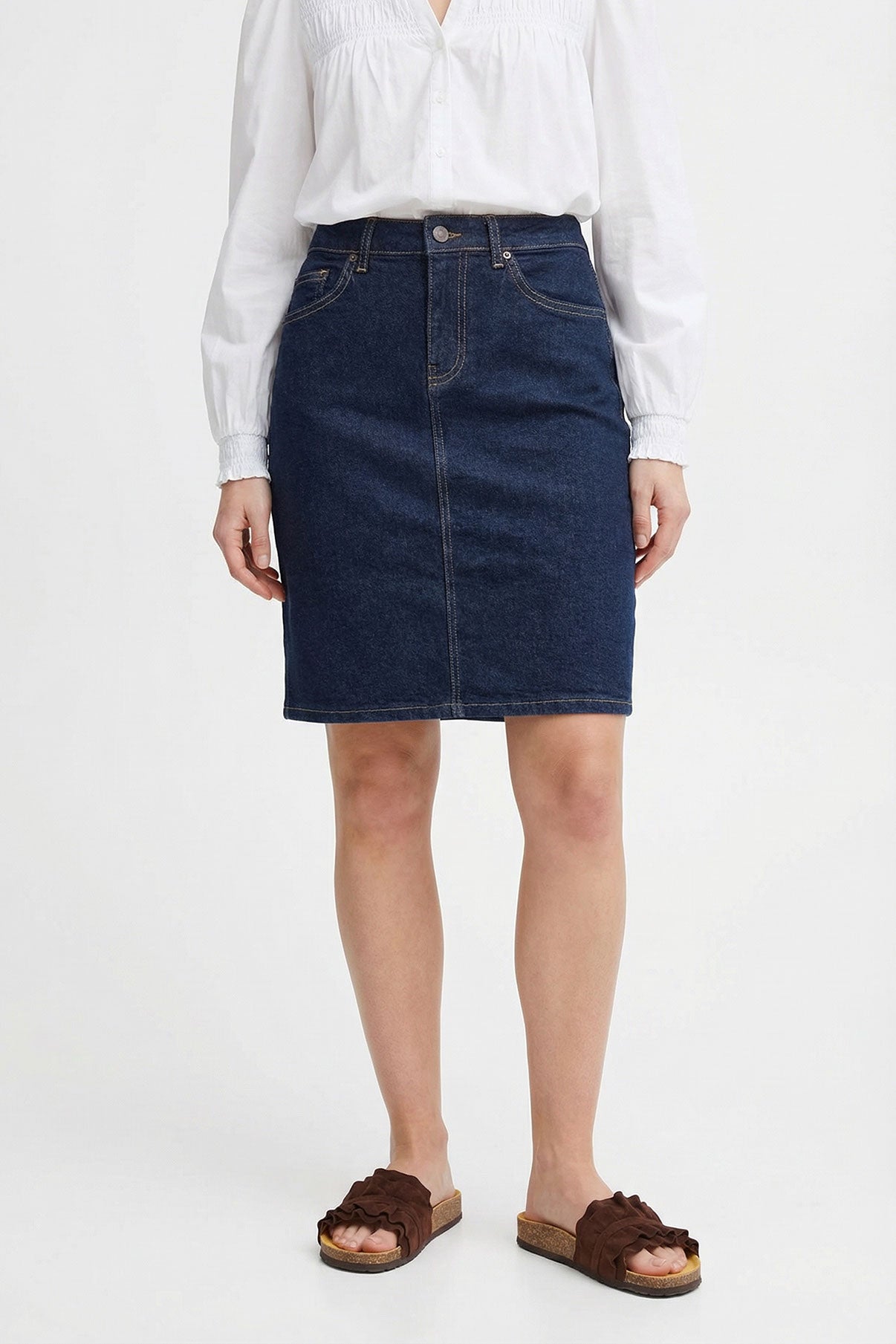 Mørkeblå denim nederdel med høj talje og synlige stikninger, knælængde.