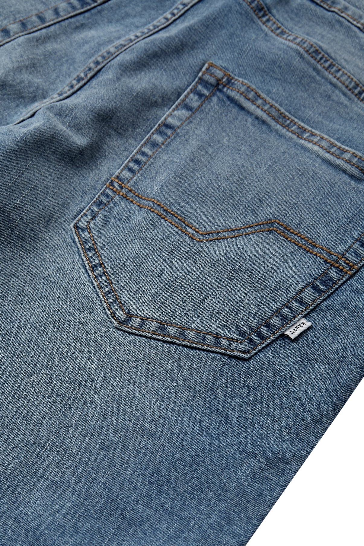 Blå jeansshorts med baglomme og kontrasyninger i slidstærkt denimmateriale.