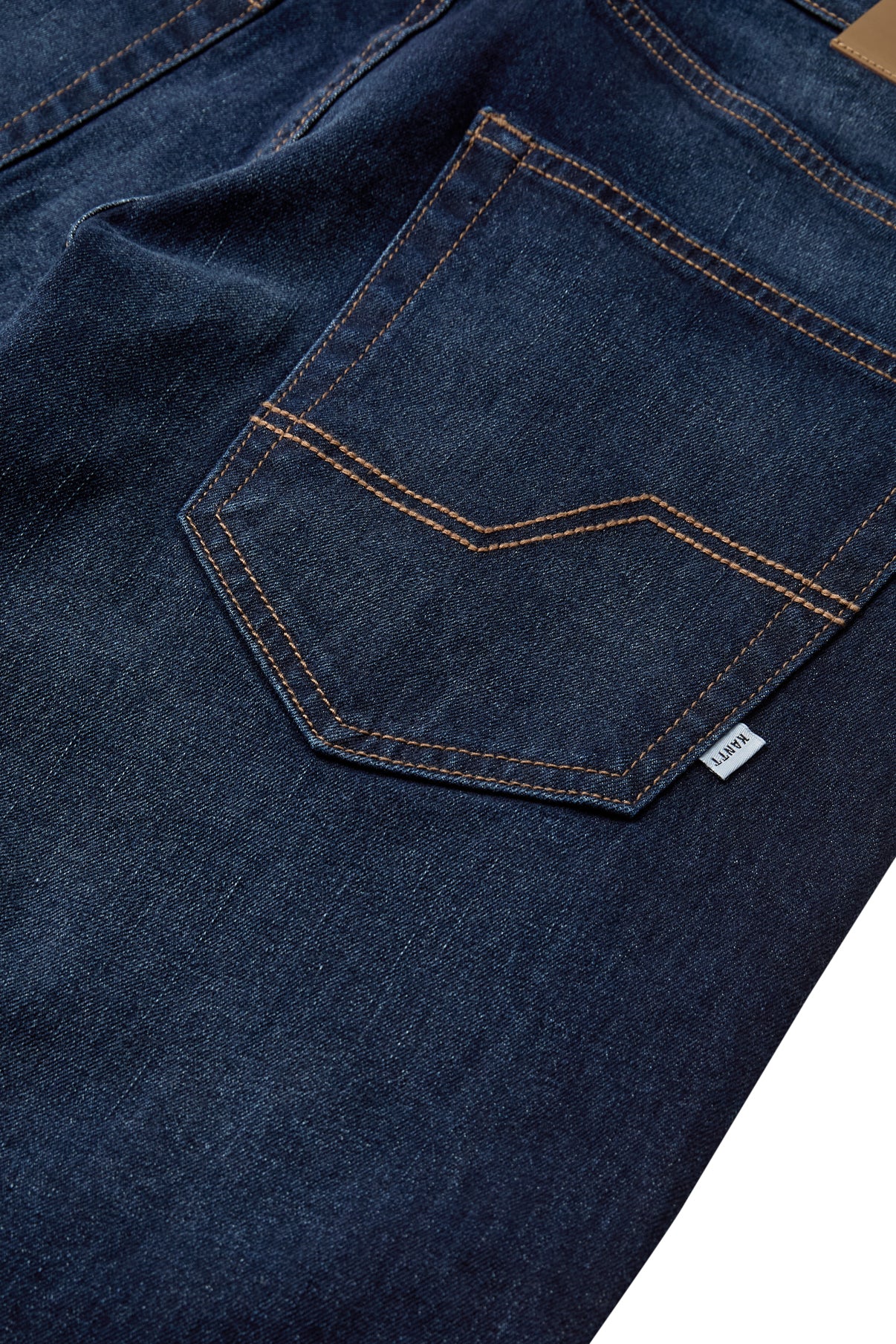 Mørkeblå denimshorts med baglomme og kontrastsyninger i komfortabelt materiale.