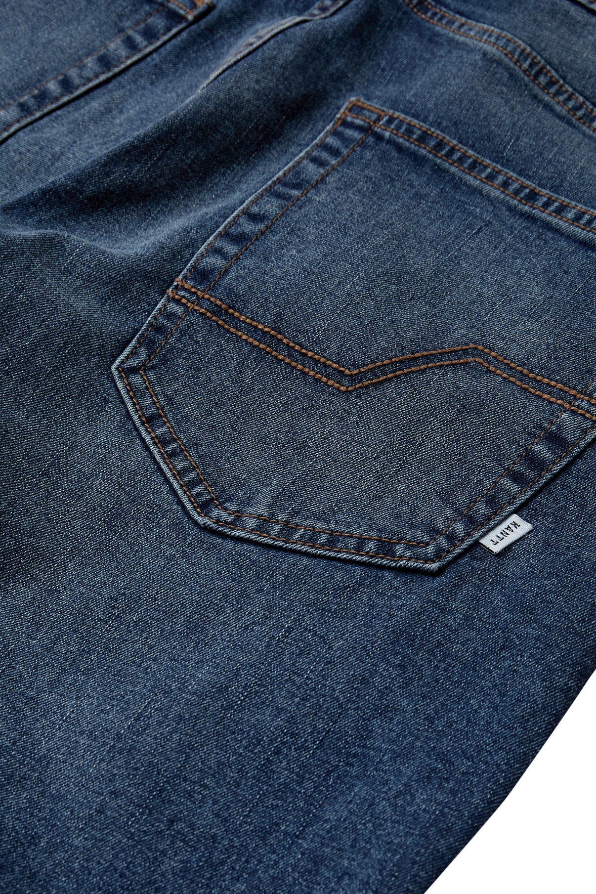 Blå denimshorts med baglomme og orange syninger i komfortabel kvalitet.