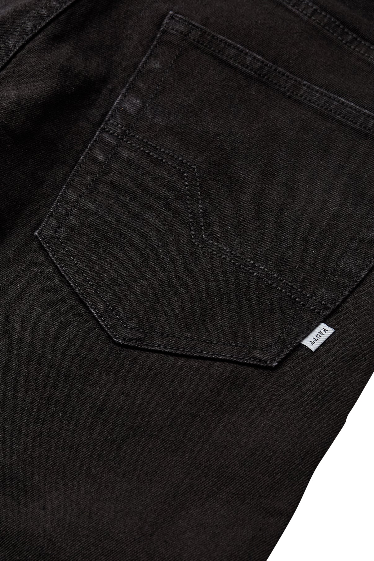 Sort denimshorts med baglomme og hvid mærkat i komfortabelt materiale.
