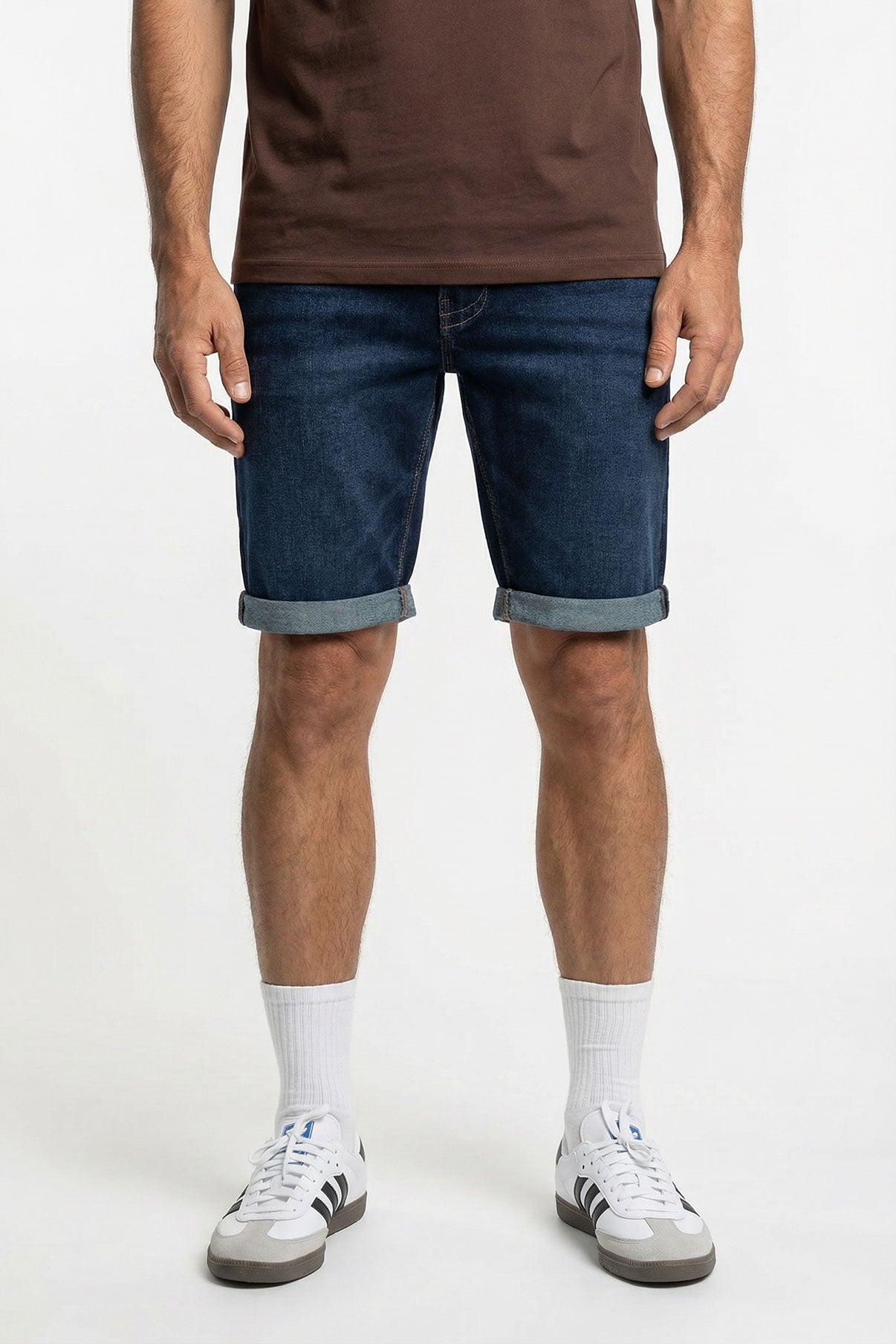 Mørkeblå denim shorts med opbukket kant og afslappet pasform i komfortstof.