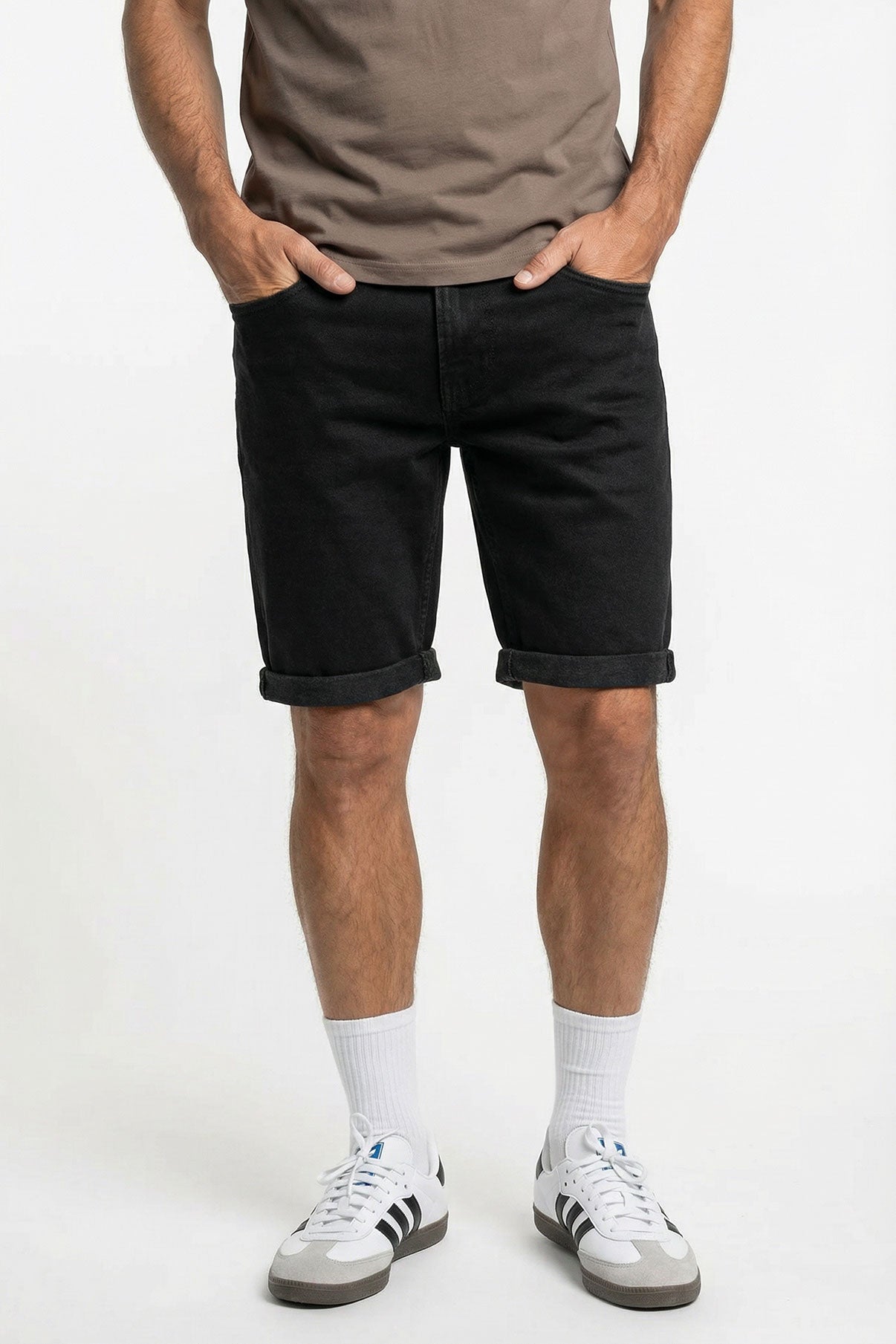 Herre denimpl shorts i sort med afslappet pasform og op-rullede benender.