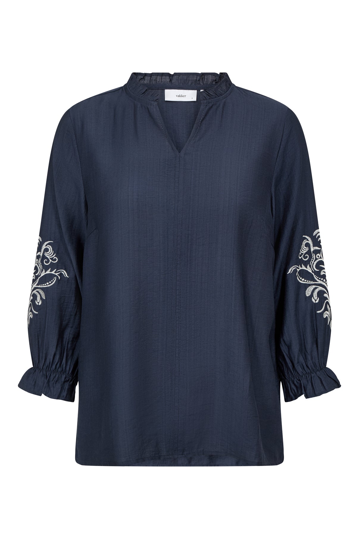 Sailor blue bluse med V-udskæring og broderede ærmer med let pufeffekt.
