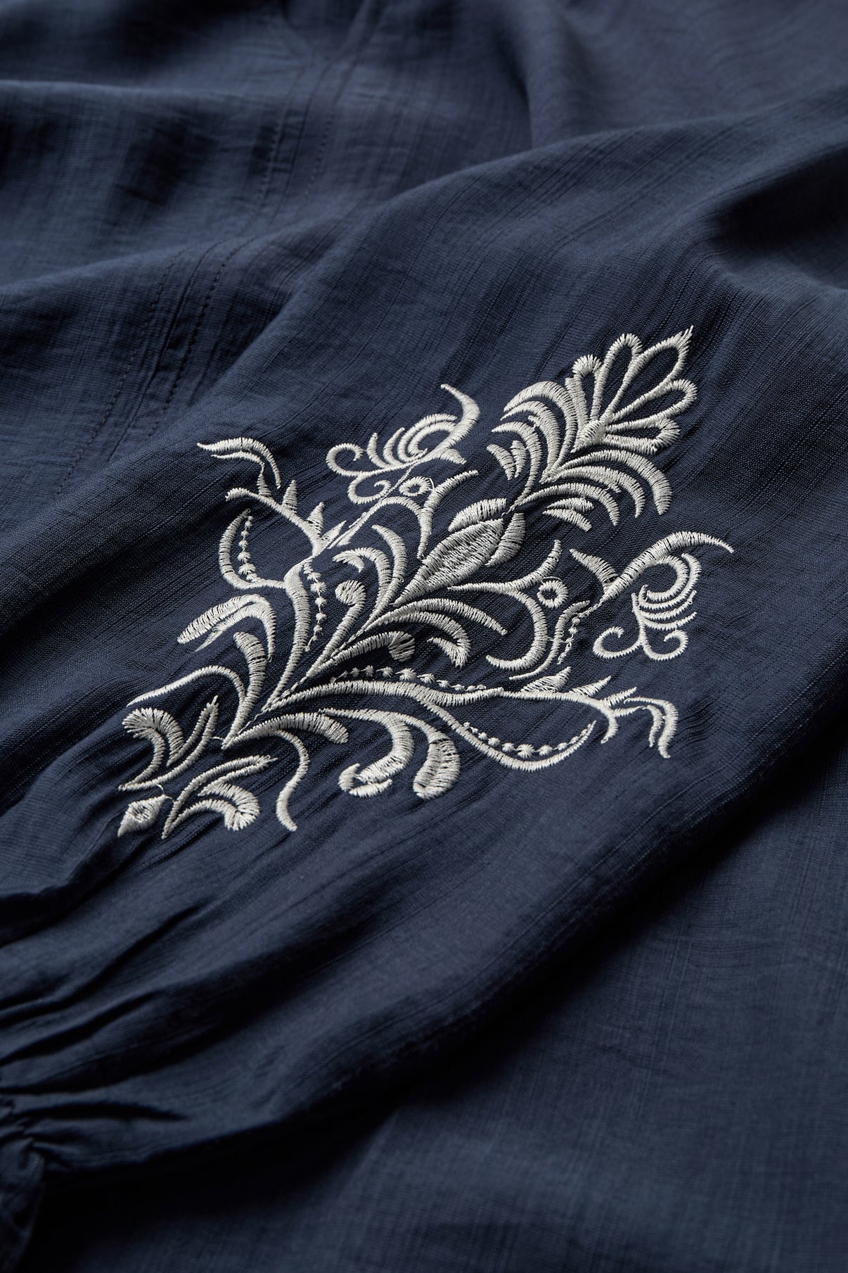 Sailor blue bluse med hvidt broderi og let struktur i stof.