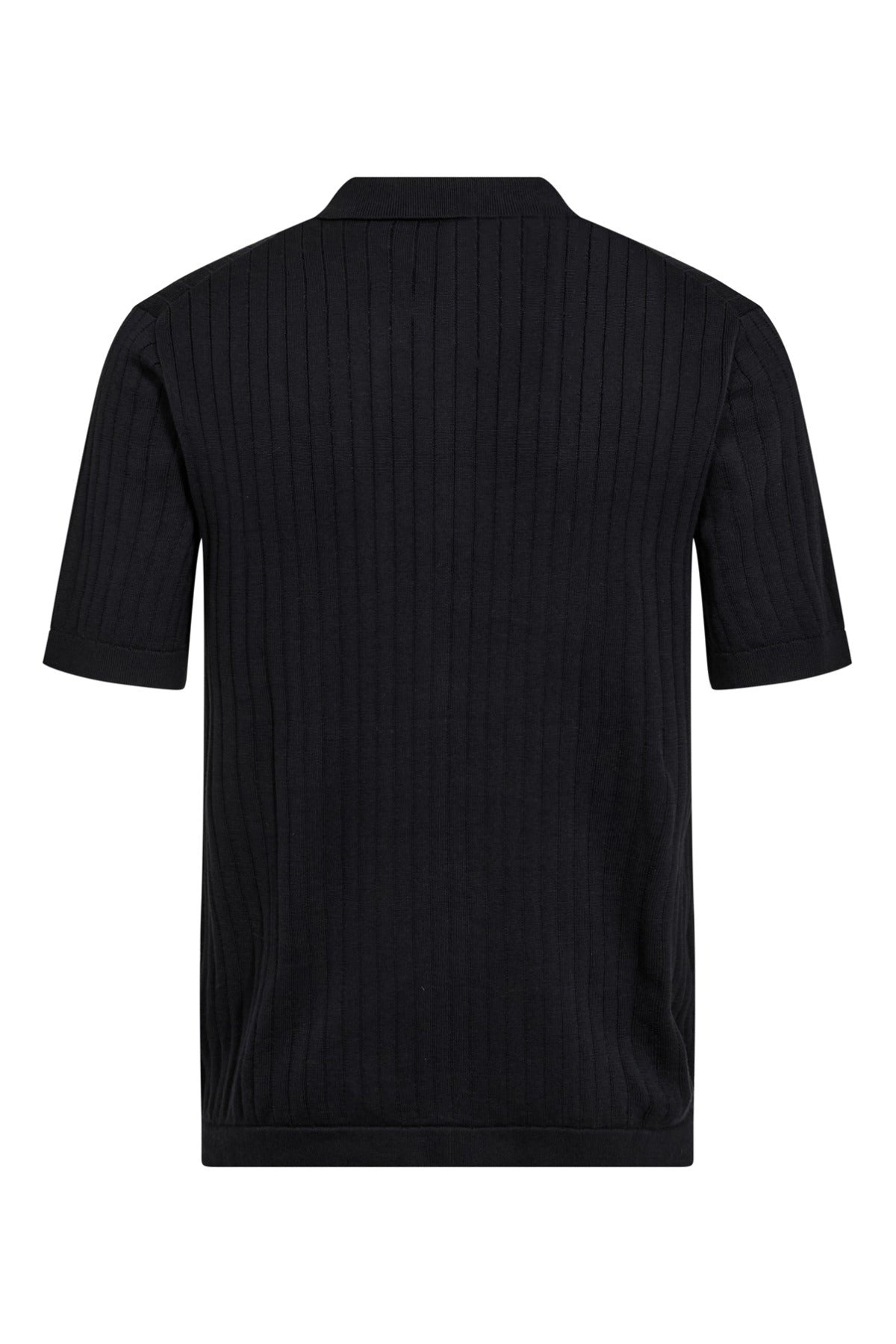 Sort kortærmet strik polo med vertikale ribstriber og lynlåsdetalje ved halsen.