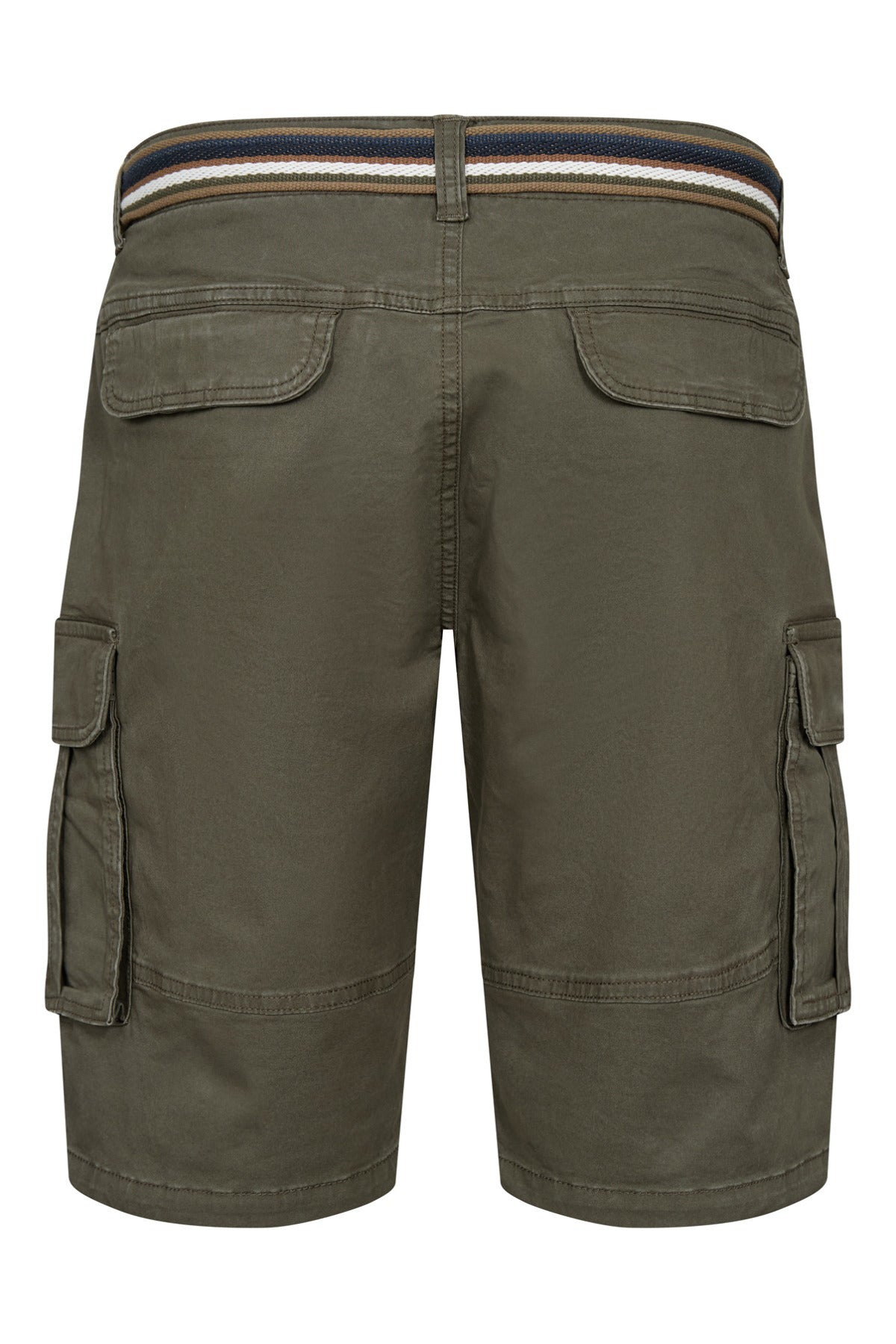 Armygrøn cargo shorts med bælte og sidelommer set bagfra.
