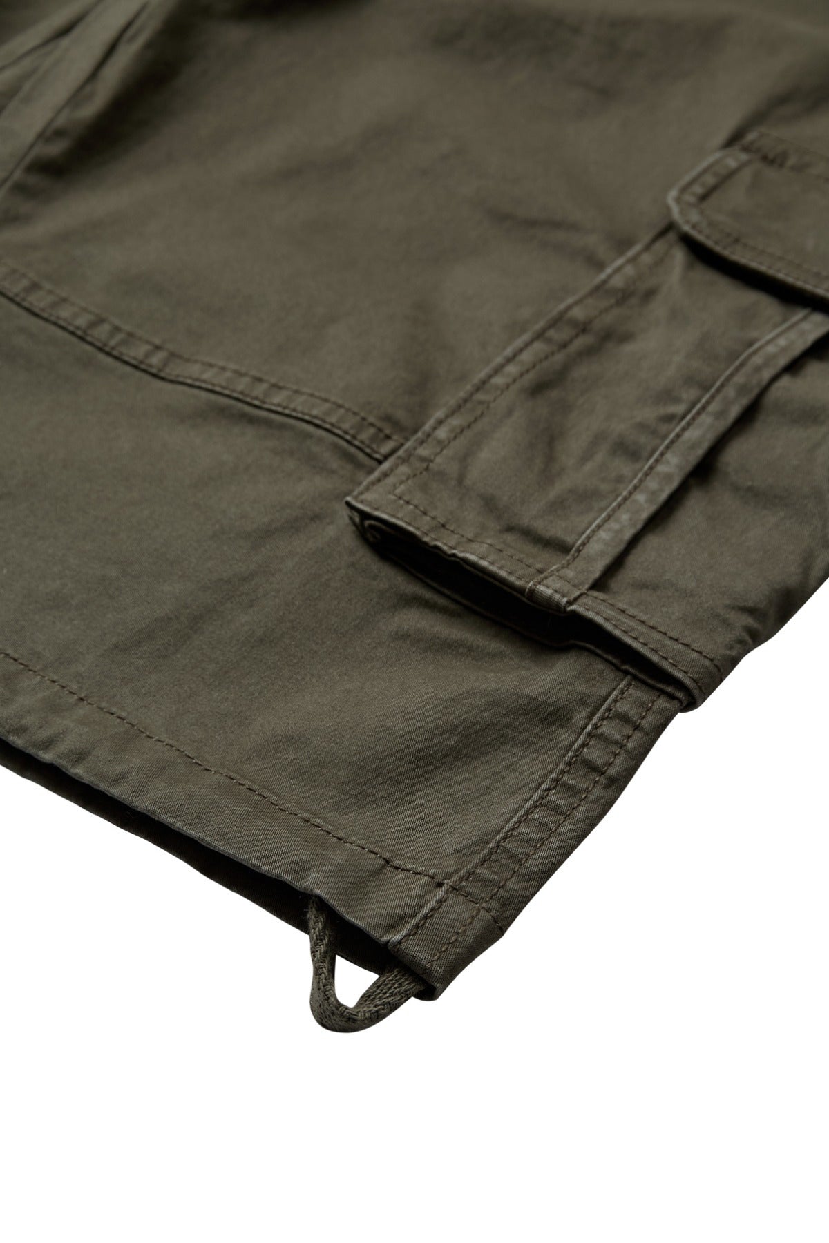 Cargo shorts i armygrøn med stor sidelomme og bælte, slidstærkt stof og dekorativ strop nederst.