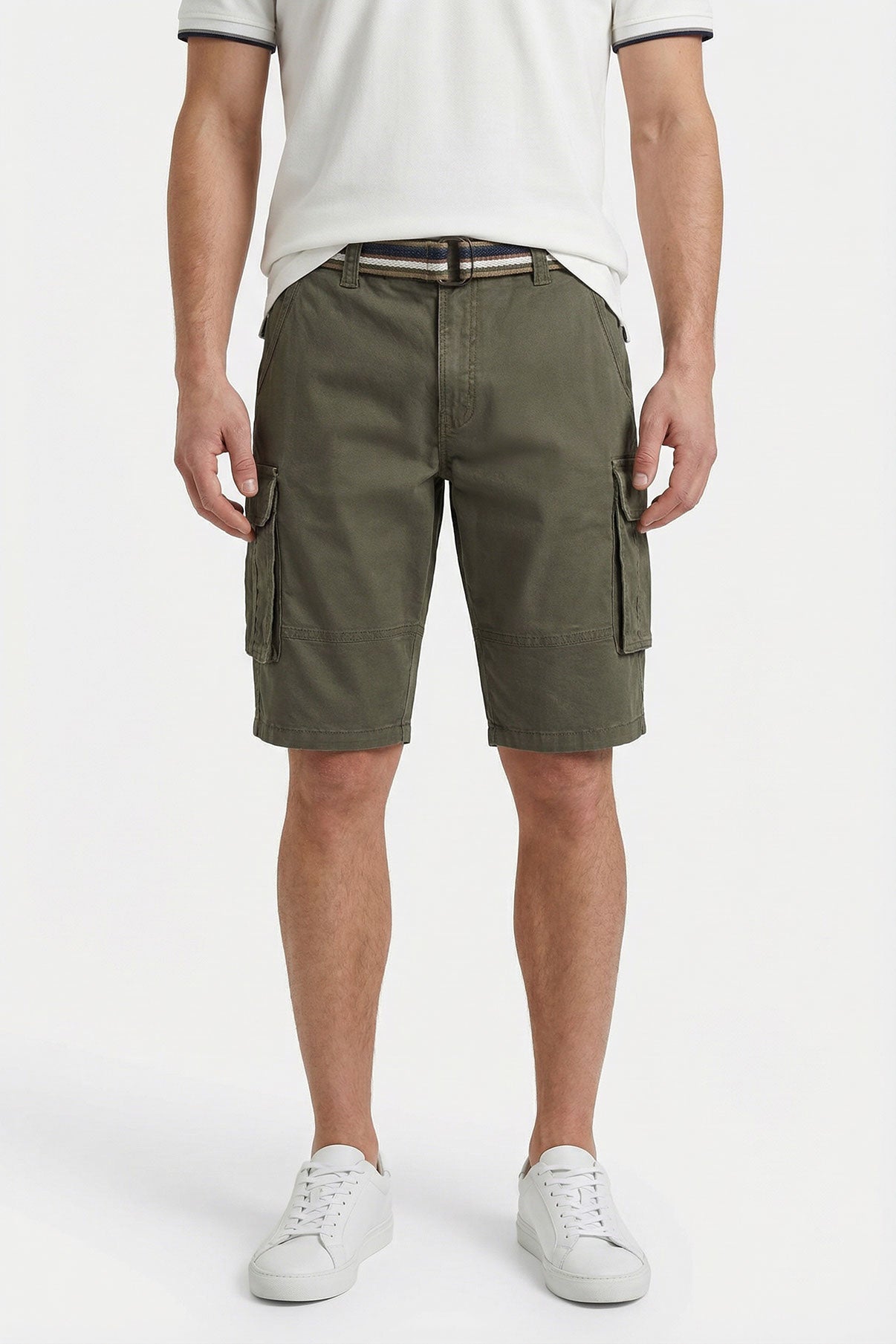 Armygrøn cargo shorts med sidelommer og sort bælte, afslappet pasform.
