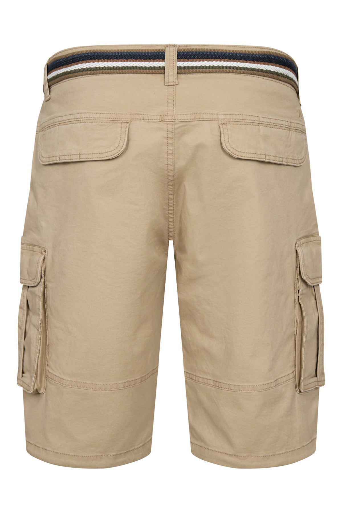 Beige cargo shorts med bælte, sidelommer og baglommer med klap, set bagfra.