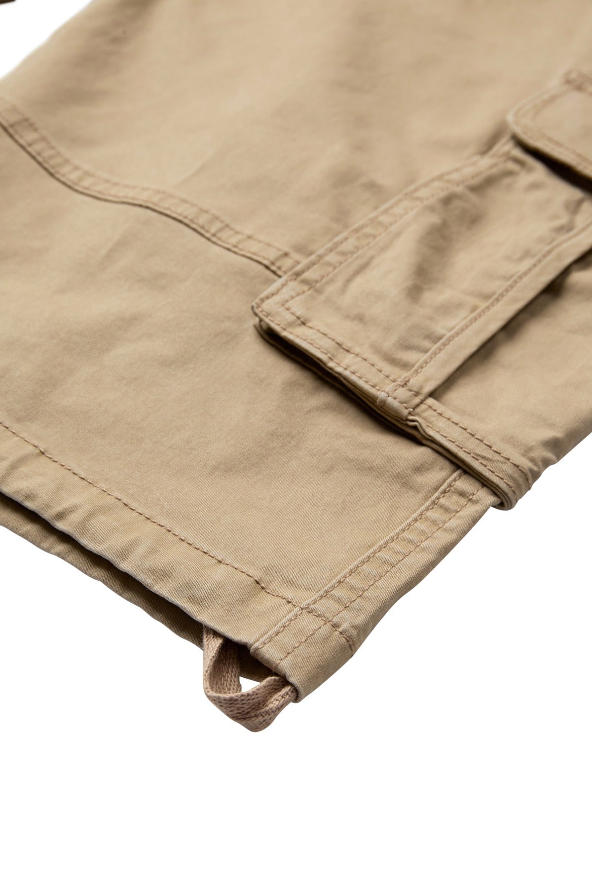 Beige cargoshorts i bomuld med sidelomme og justerbart bælte.