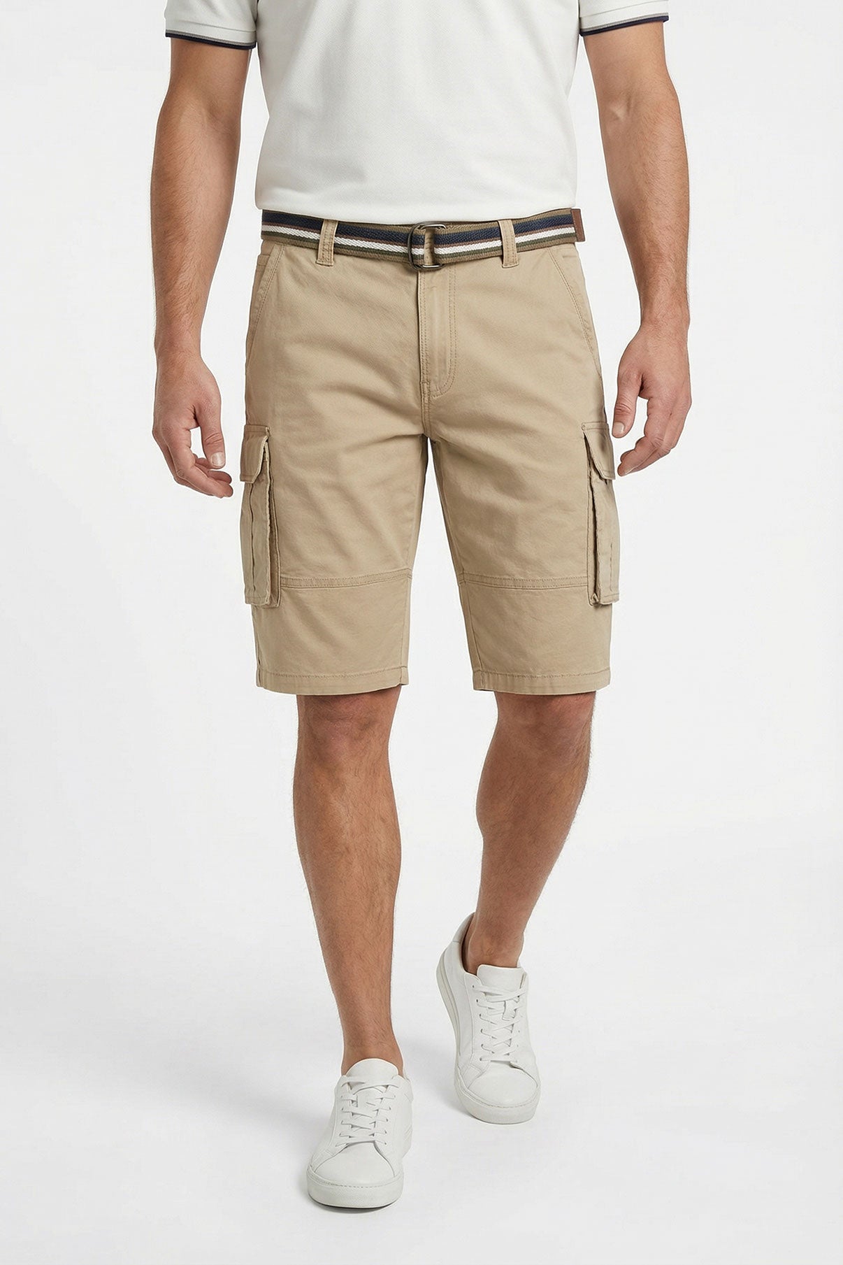 Beige cargo shorts med justerbart bælte og sidelommer, afslappet pasform.