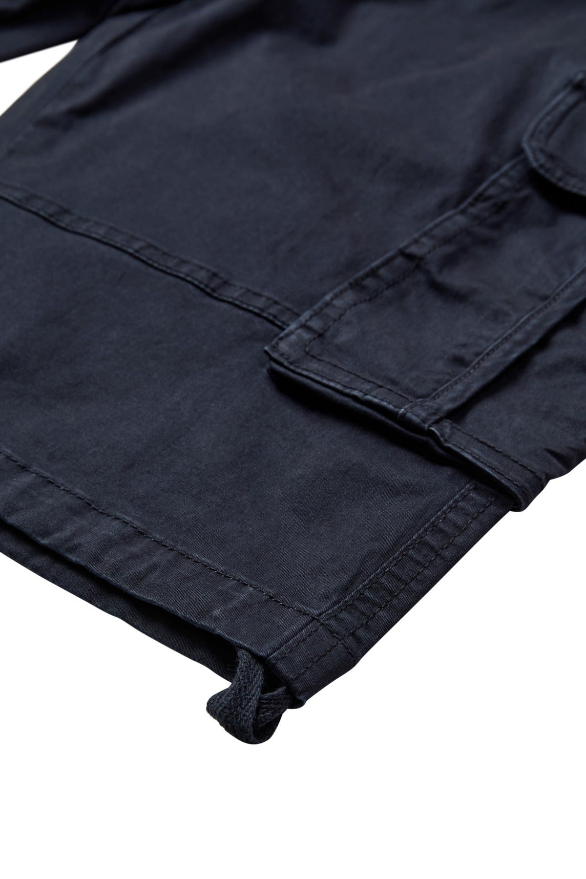 Navy cargo shorts med sidelomme, beltekrog og robust stof.