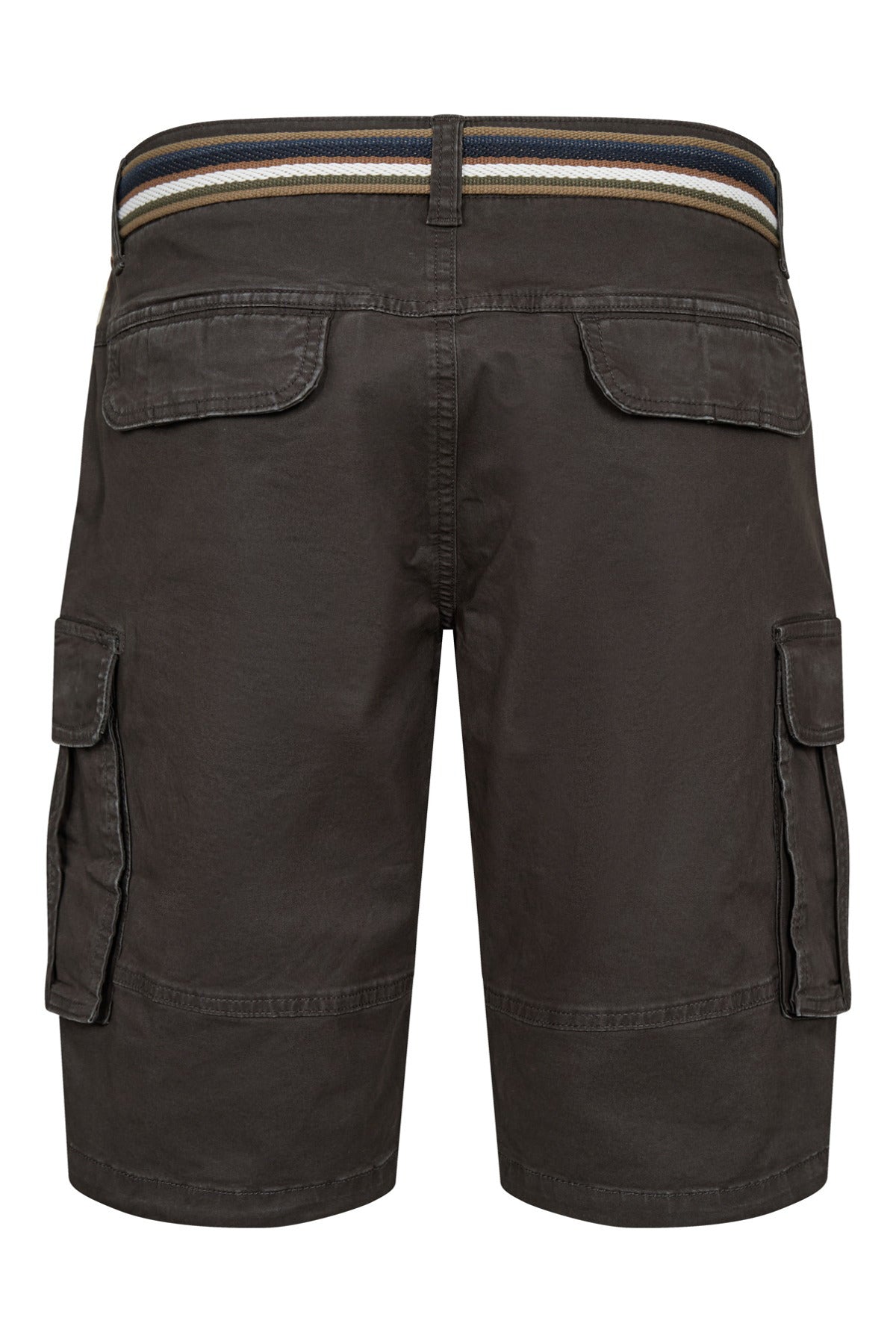 Cargo shorts i mørkegrå med sidelommer, baglommer med klapper og stribet bælte.