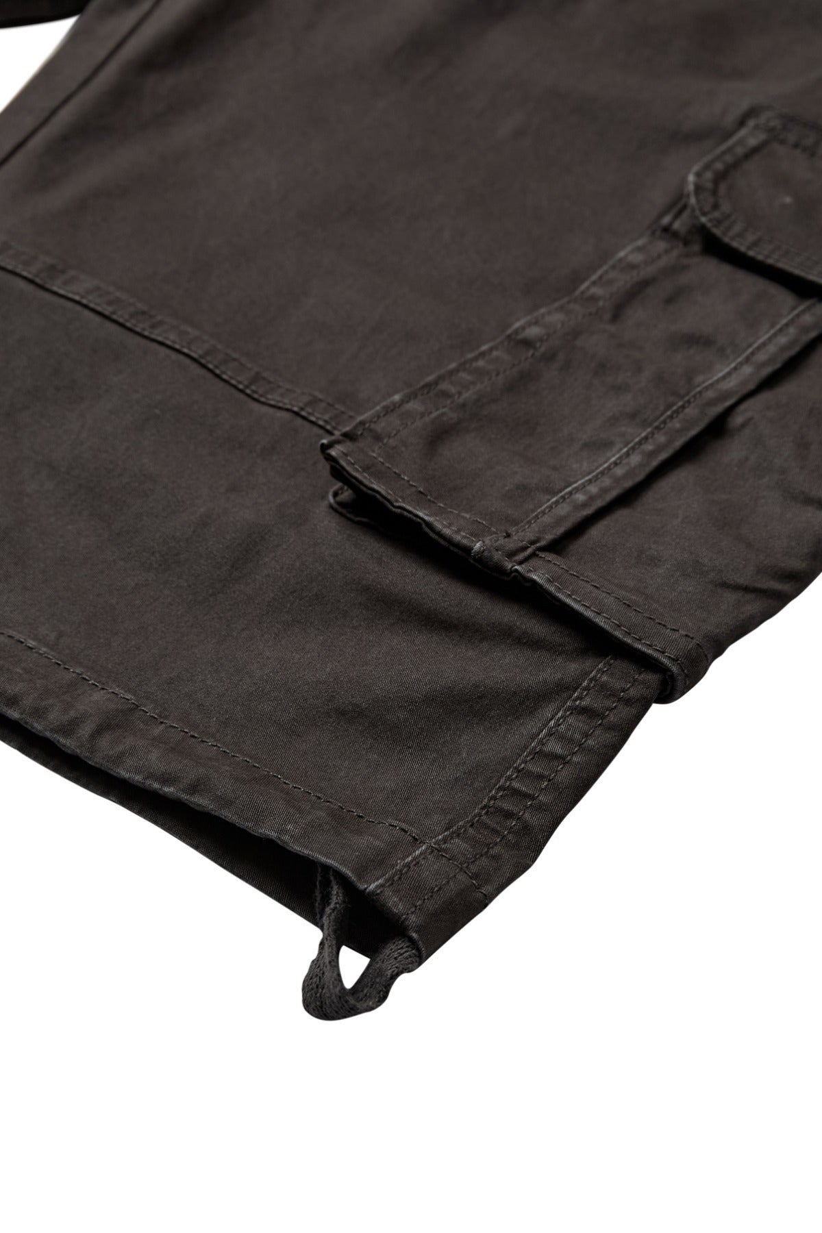 Sort cargo shorts med lynlåsdetalje, sidelomme med klap og justerbar rem nederst.