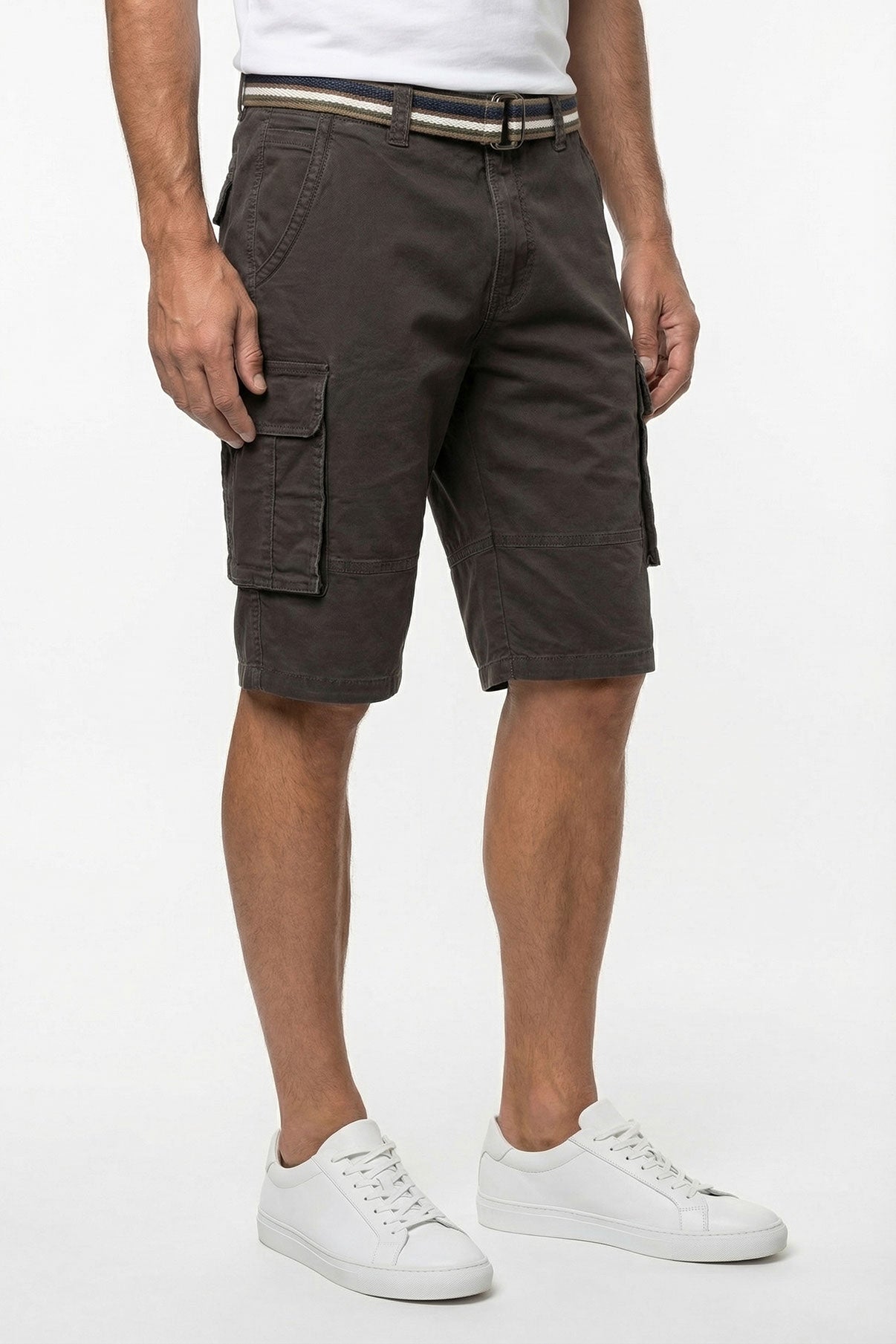 Mørkebrune cargo shorts med bælte, knælange med sidelommer og afslappet pasform.